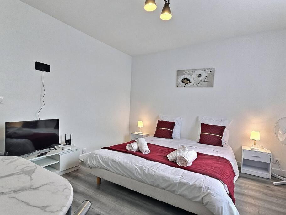 Full Modern House - Beautiful Garden - Private Parking Space - Paris & Disneyland MontFermeil