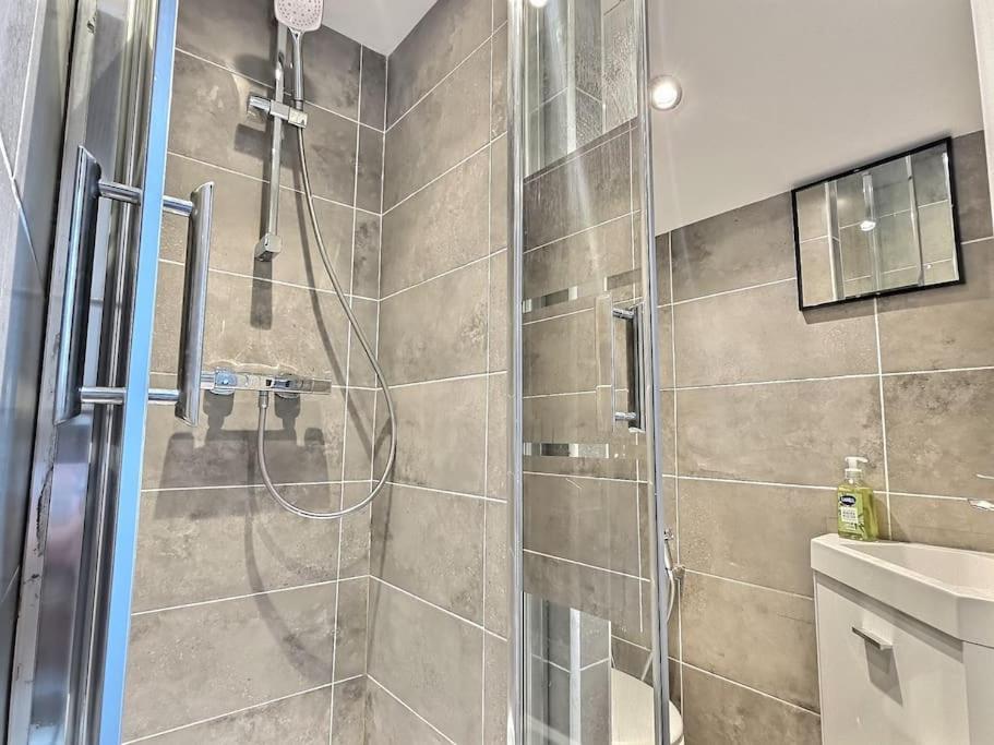 Full Modern House - Beautiful Garden - Private Parking Space - Paris & Disneyland MontFermeil