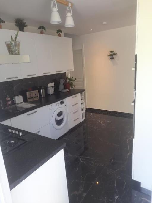 Full Modern House - Beautiful Garden - Private Parking Space - Paris & Disneyland MontFermeil