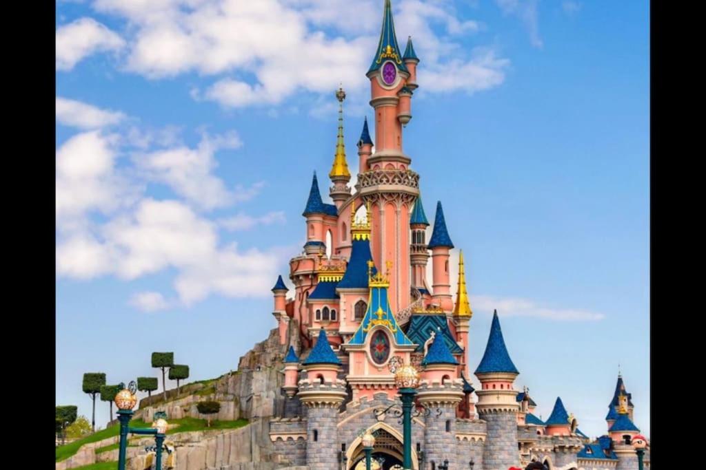 Full Modern House - Beautiful Garden - Private Parking Space - Paris & Disneyland MontFermeil