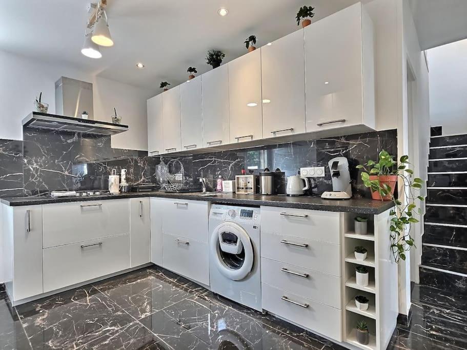 Full Modern House - Beautiful Garden - Private Parking Space - Paris & Disneyland MontFermeil