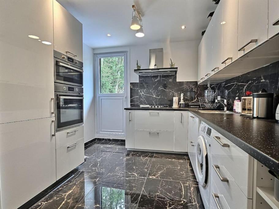 Full Modern House - Beautiful Garden - Private Parking Space - Paris & Disneyland MontFermeil