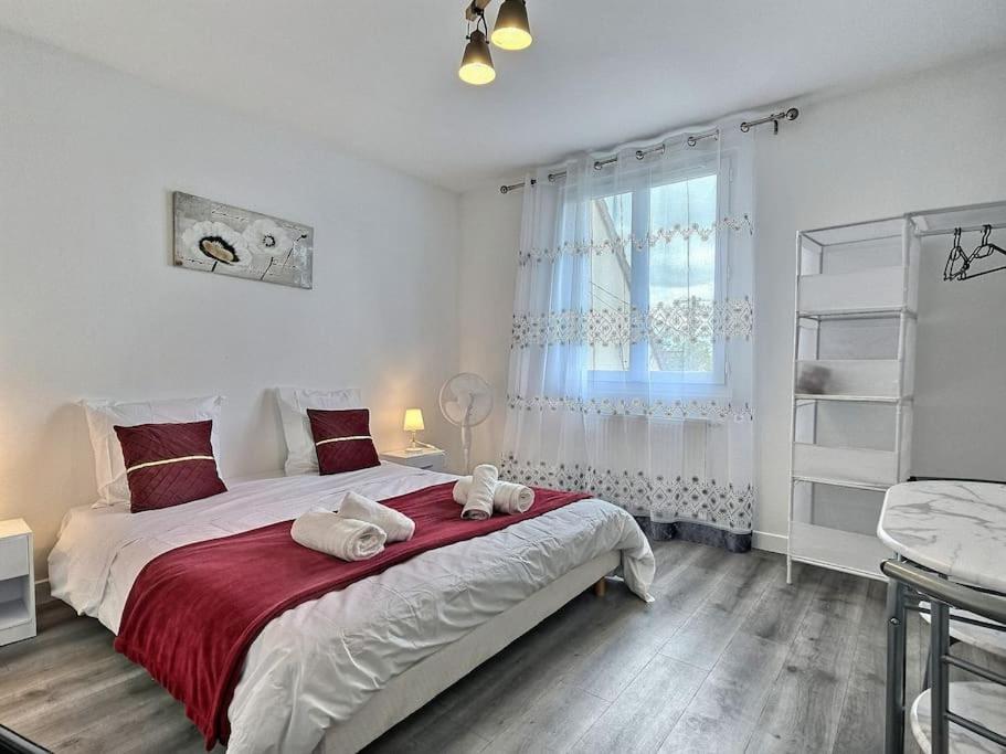 Full Modern House - Beautiful Garden - Private Parking Space - Paris & Disneyland MontFermeil