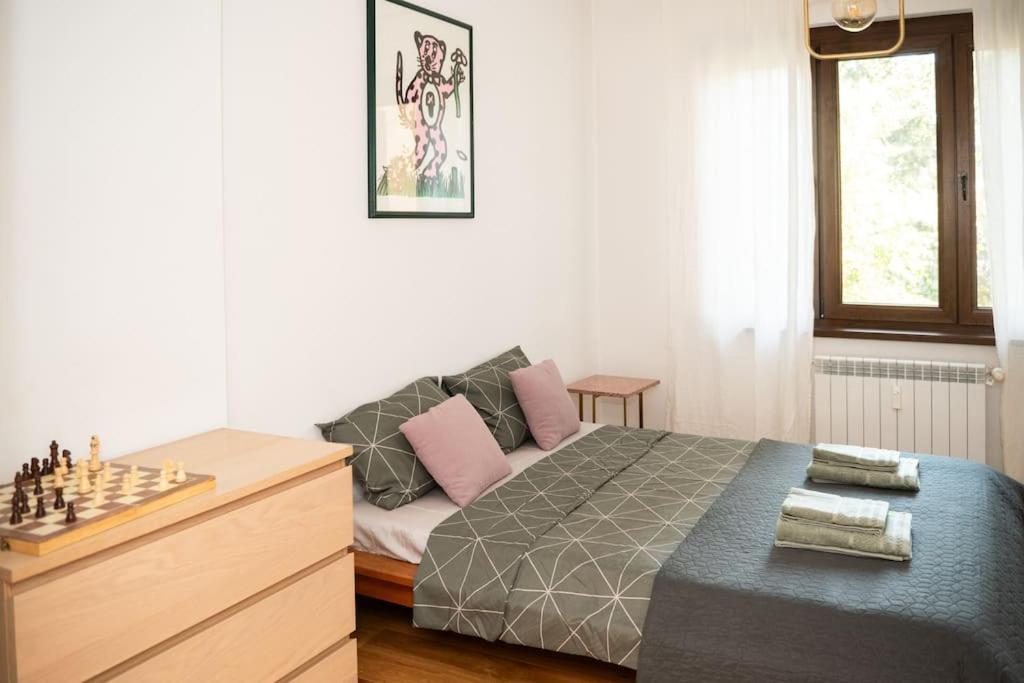 Top Center Stylish Quiet Street Hosts 5 People