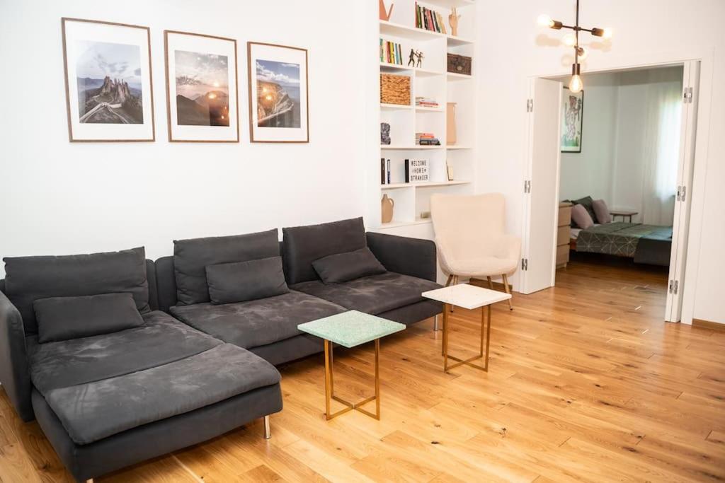 Top Center Stylish Quiet Street Hosts 5 People