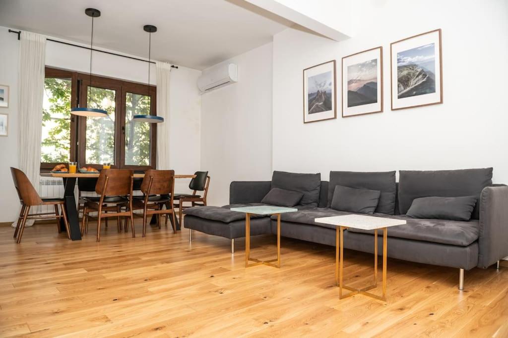 Top Center Stylish Quiet Street Hosts 5 People