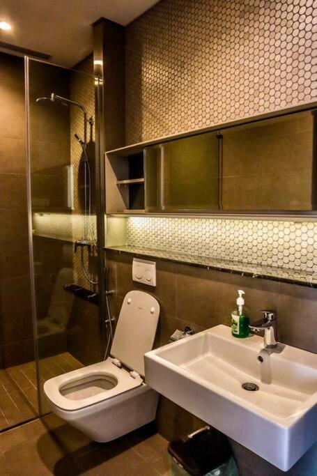 1BR condo with Amazing KLCC View & Infinity Pool at Lalaport Bukit Bintang
