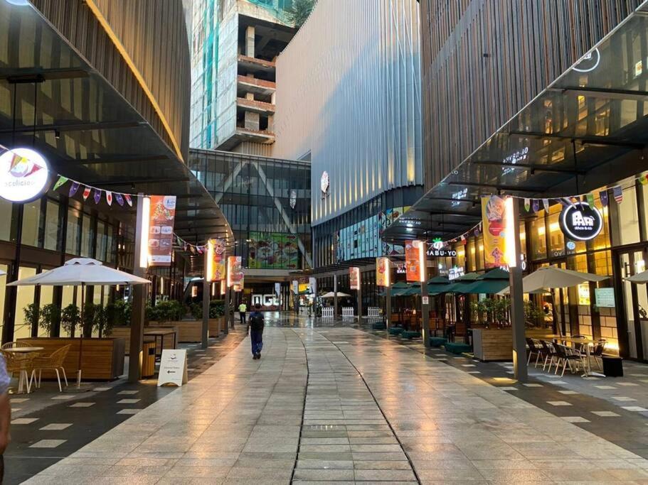 1BR condo with Amazing KLCC View & Infinity Pool at Lalaport Bukit Bintang