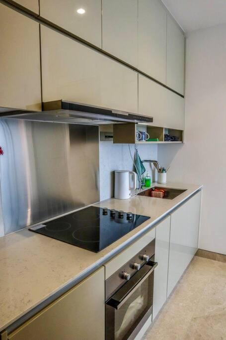 1BR condo with Amazing KLCC View & Infinity Pool at Lalaport Bukit Bintang