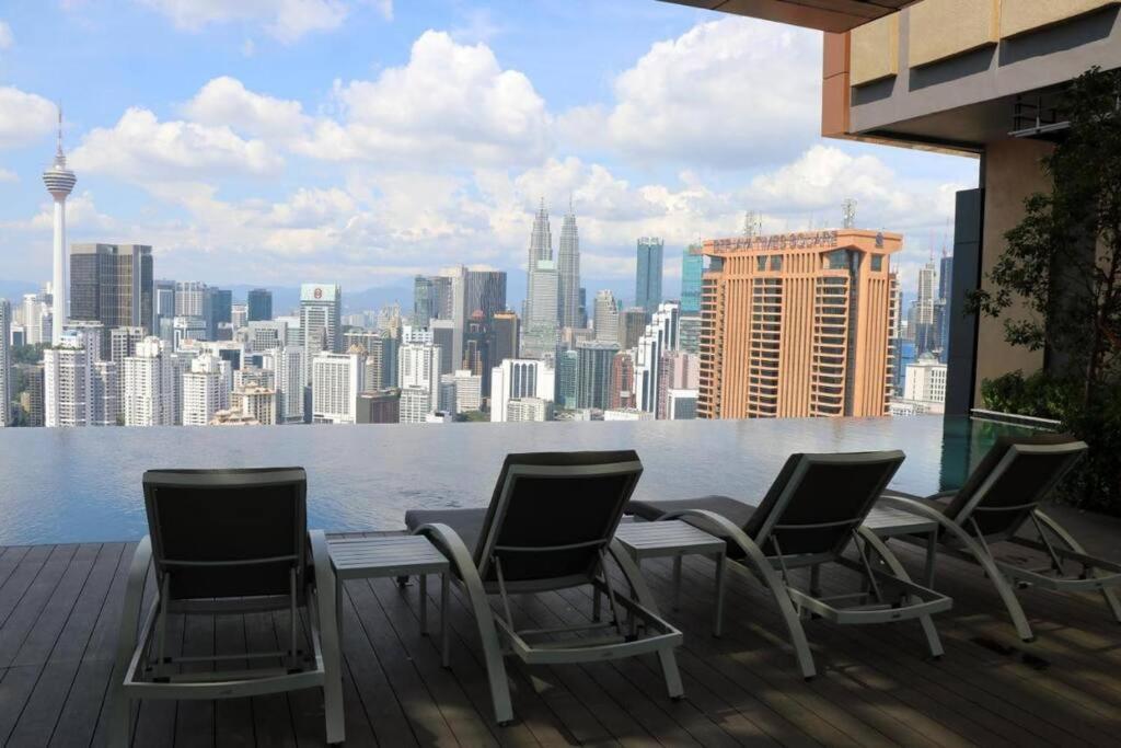 1BR condo with Amazing KLCC View & Infinity Pool at Lalaport Bukit Bintang