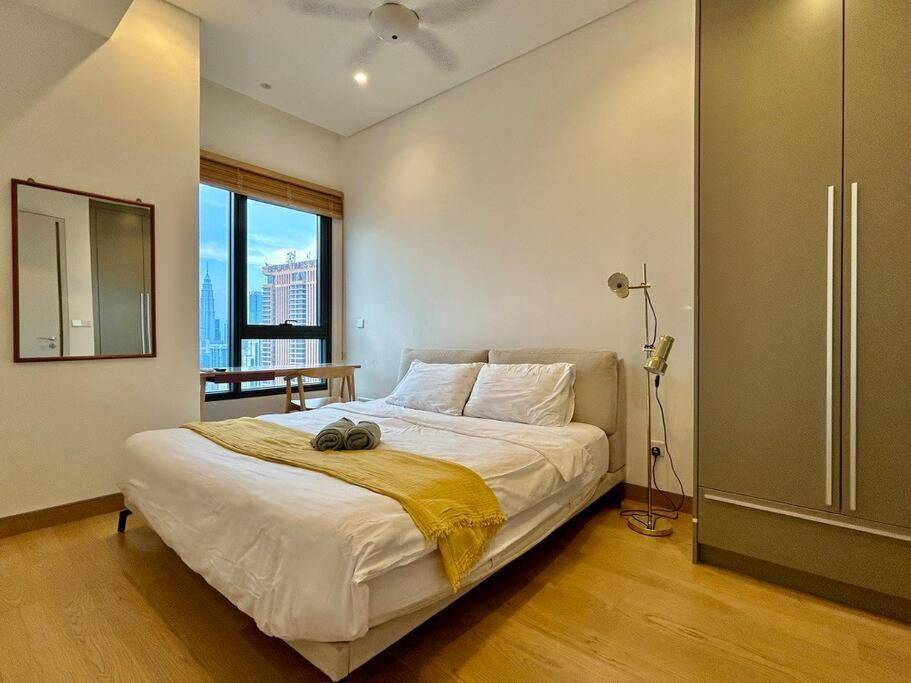 1BR condo with Amazing KLCC View & Infinity Pool at Lalaport Bukit Bintang