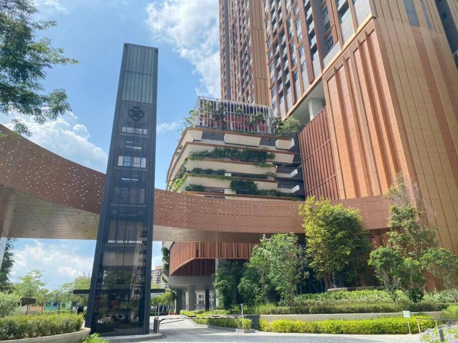 1BR condo with Amazing KLCC View & Infinity Pool at Lalaport Bukit Bintang