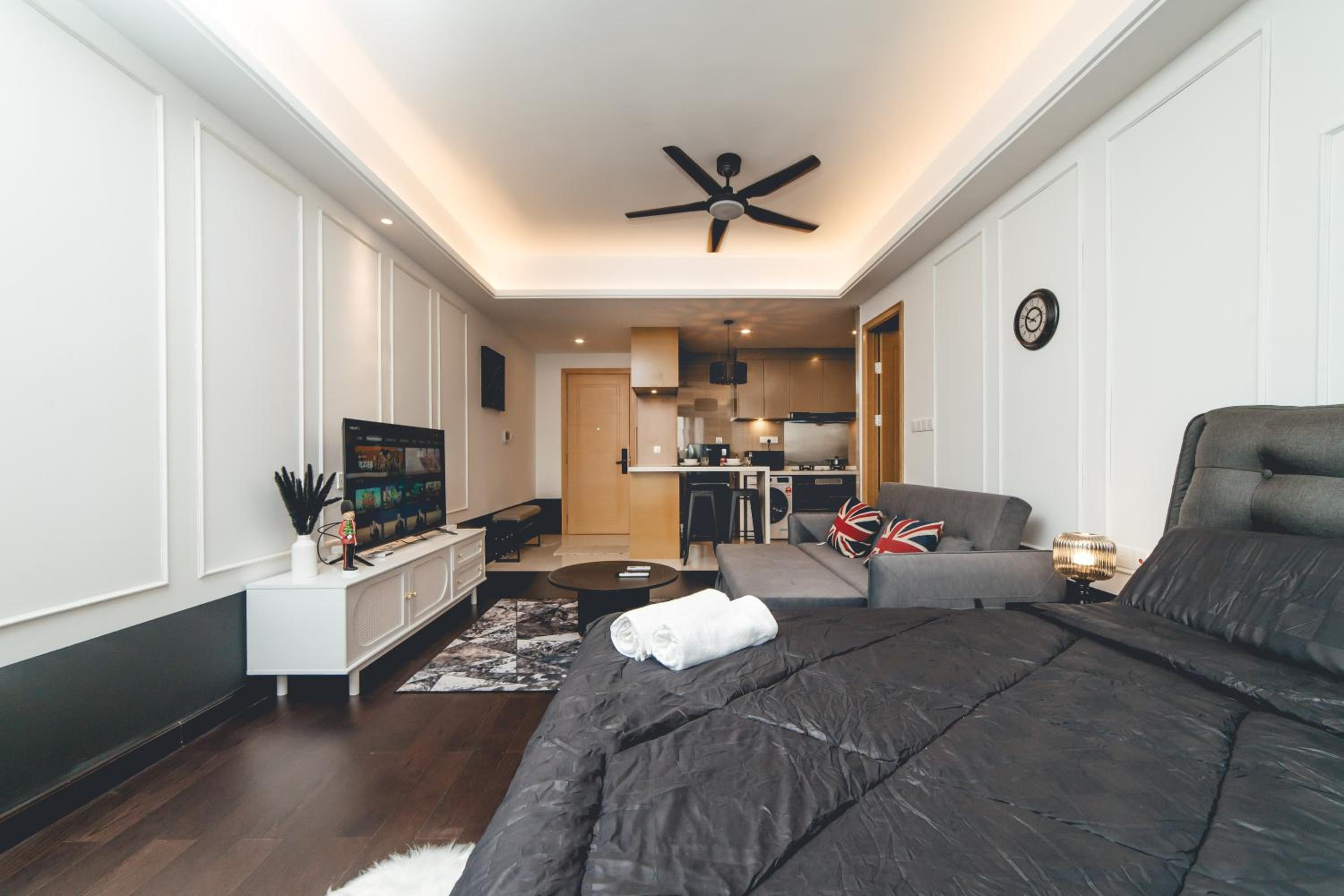 R&F Ebon Elegance 1BR Studio 5mins CIQ by Our Stay
