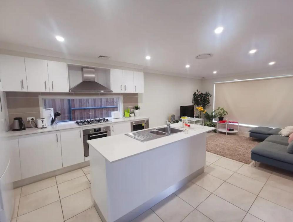 Kellyville Adorable 5Br - Closed to Shops & Parks