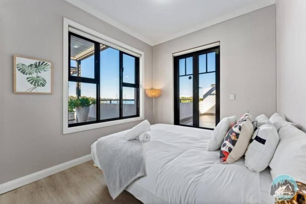 Breathtaking Waterfront Penthouse with BigTerrace near to Olympic Park
