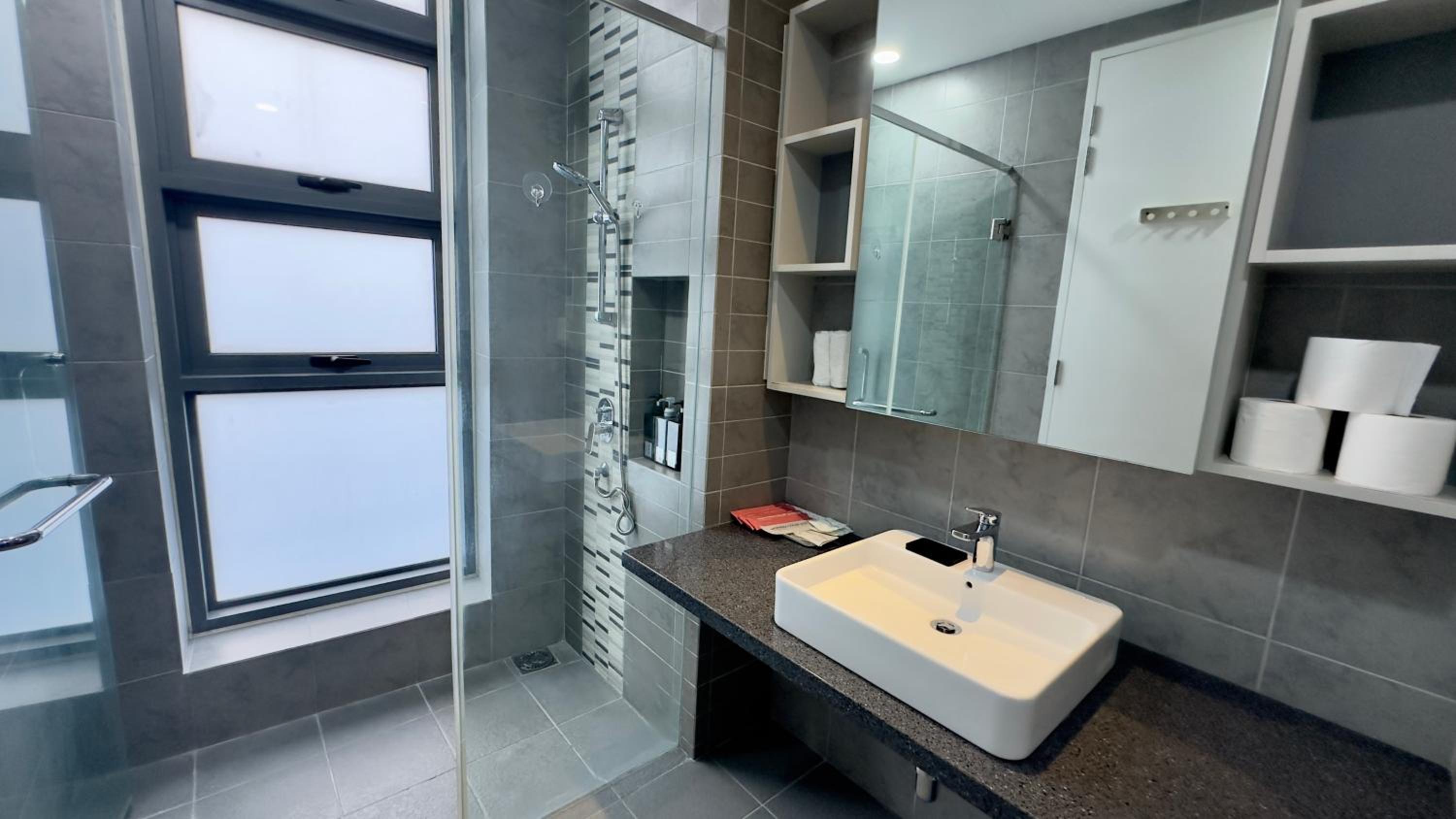 Extravagant Family-Biz Nest II Robertson 12F