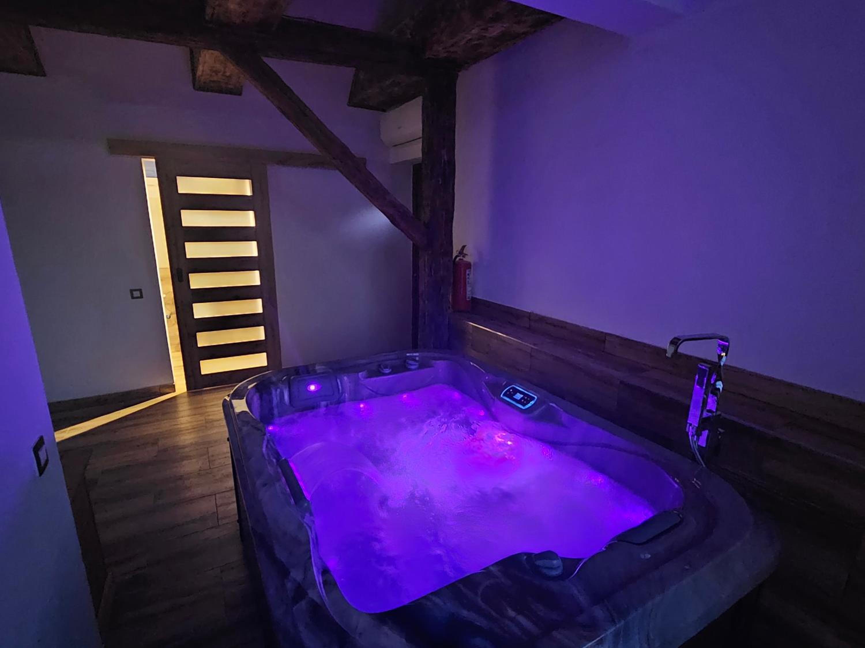 Vířivka a sauna na pokoji,nebo na vlastní terase - Farma u Příbrami