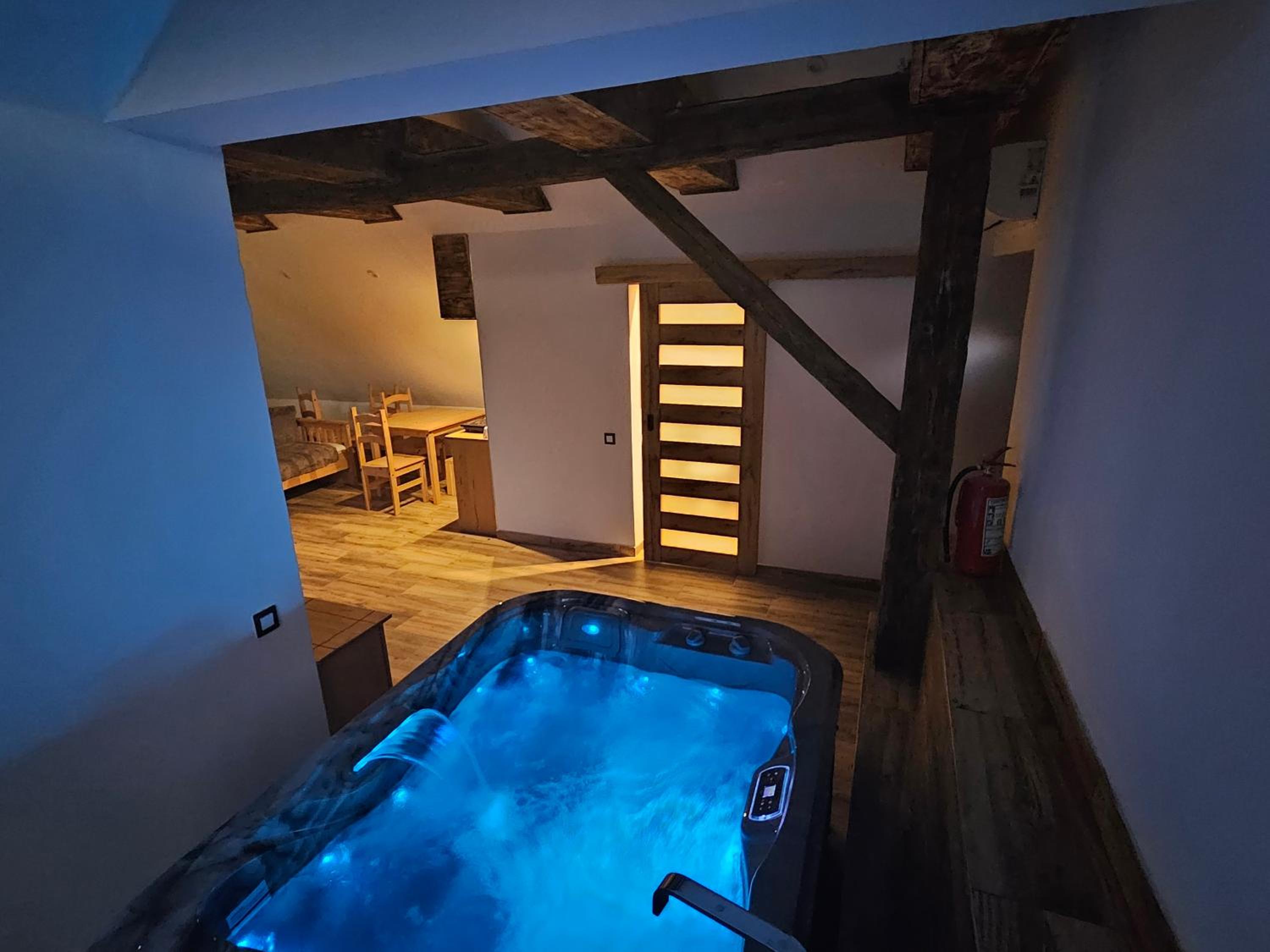 Vířivka a sauna na pokoji,nebo na vlastní terase - Farma u Příbrami