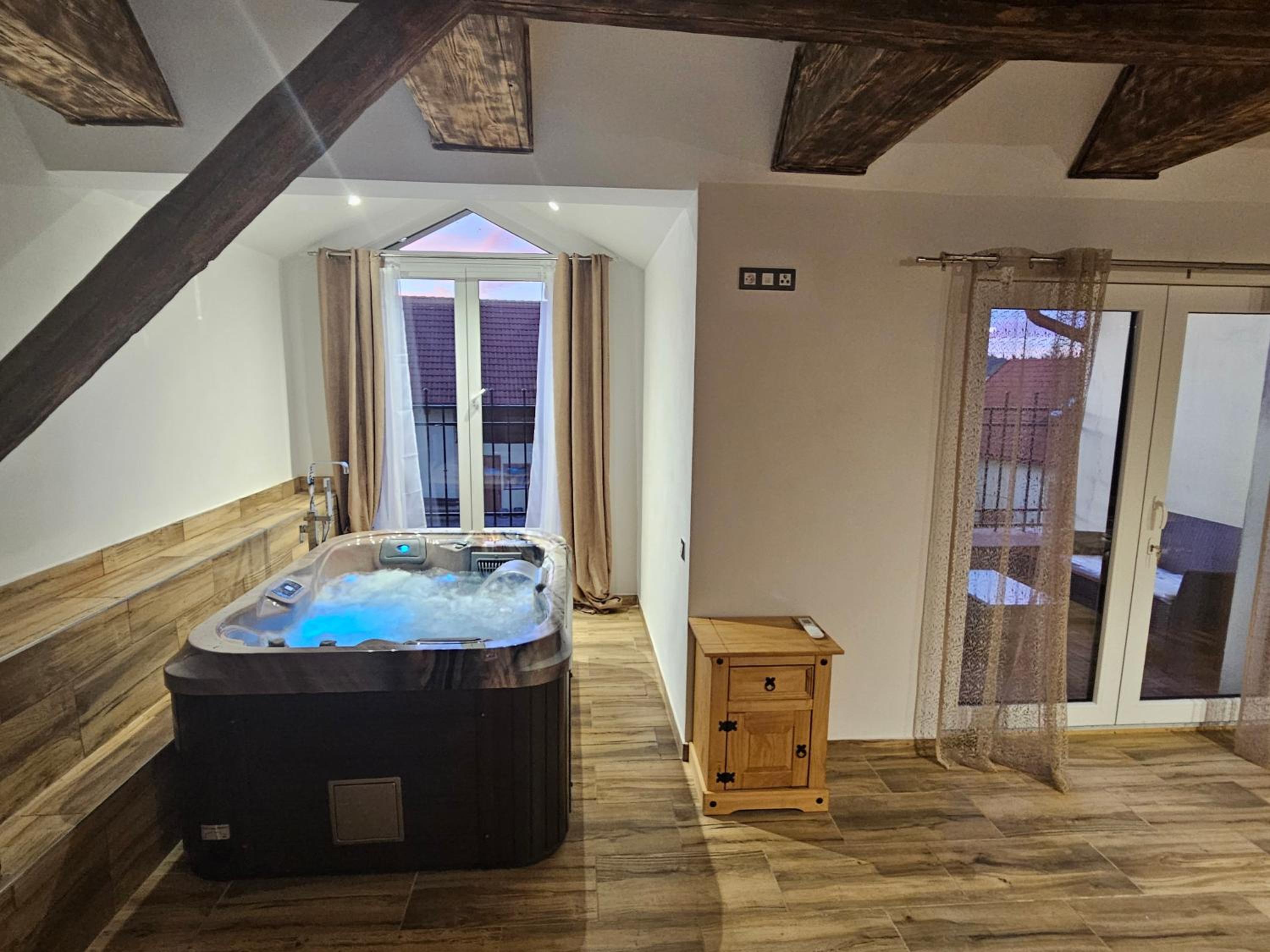 Vířivka a sauna na pokoji,nebo na vlastní terase - Farma u Příbrami