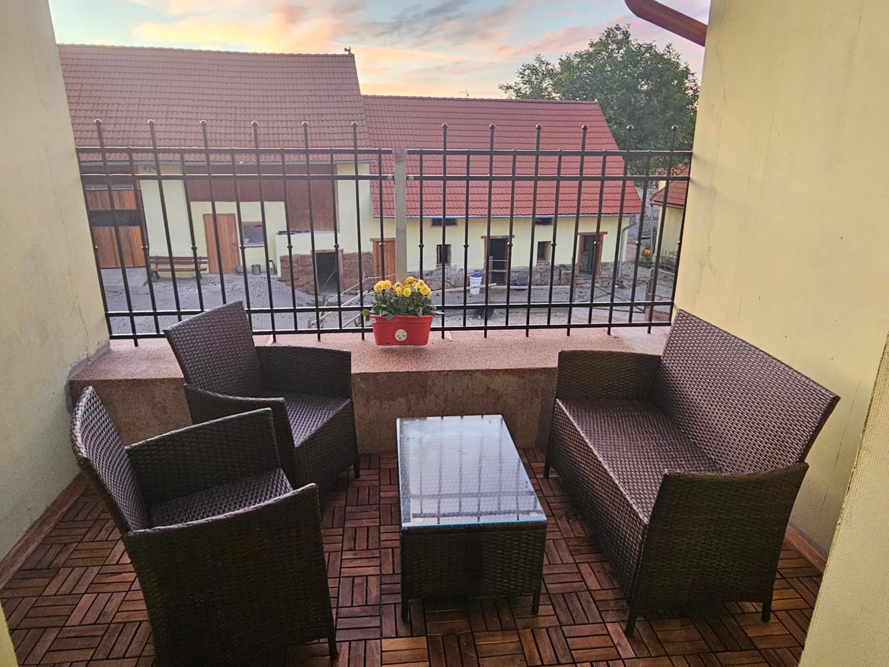 Vířivka a sauna na pokoji,nebo na vlastní terase - Farma u Příbrami