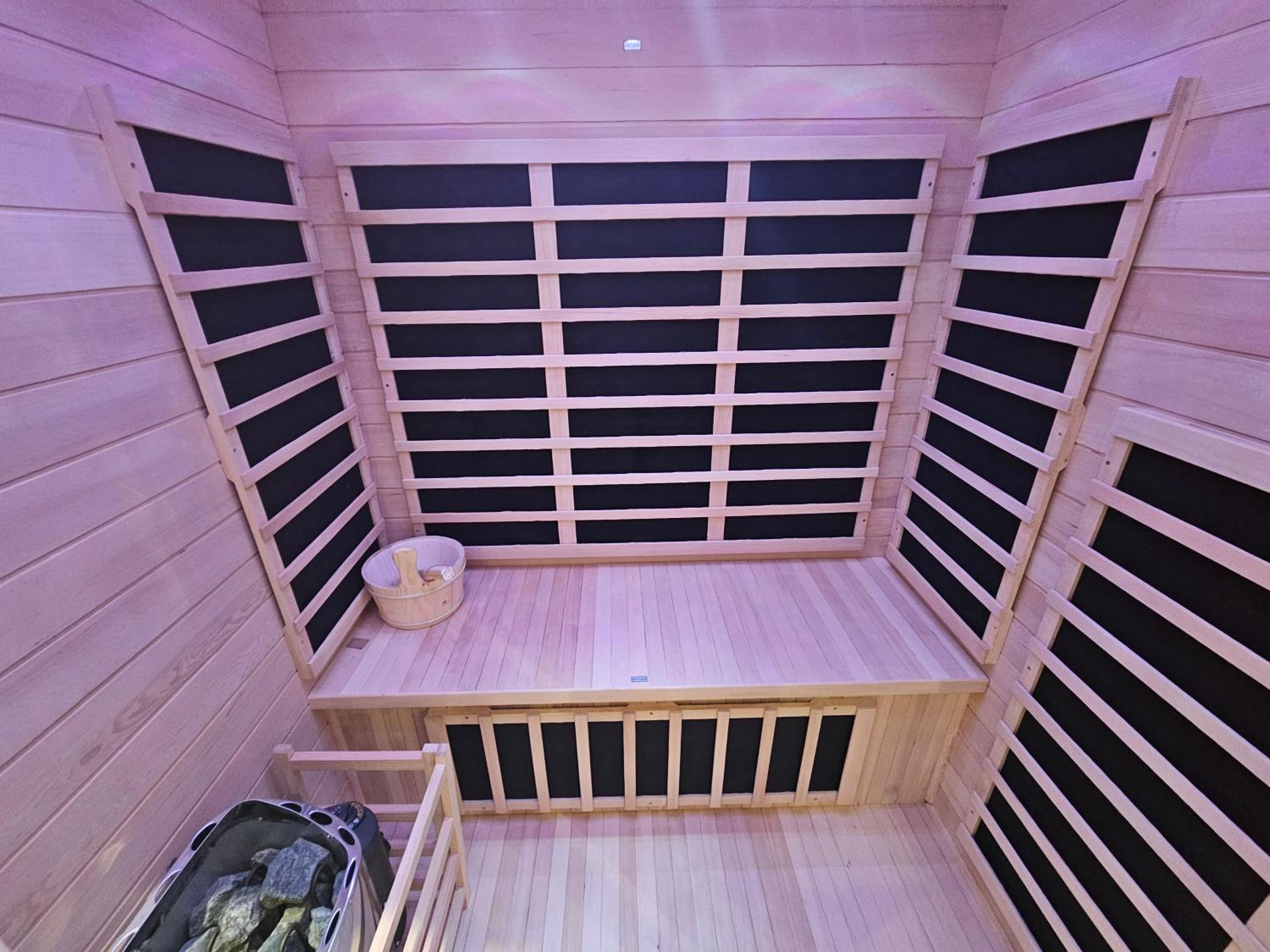 Vířivka a sauna na pokoji,nebo na vlastní terase - Farma u Příbrami