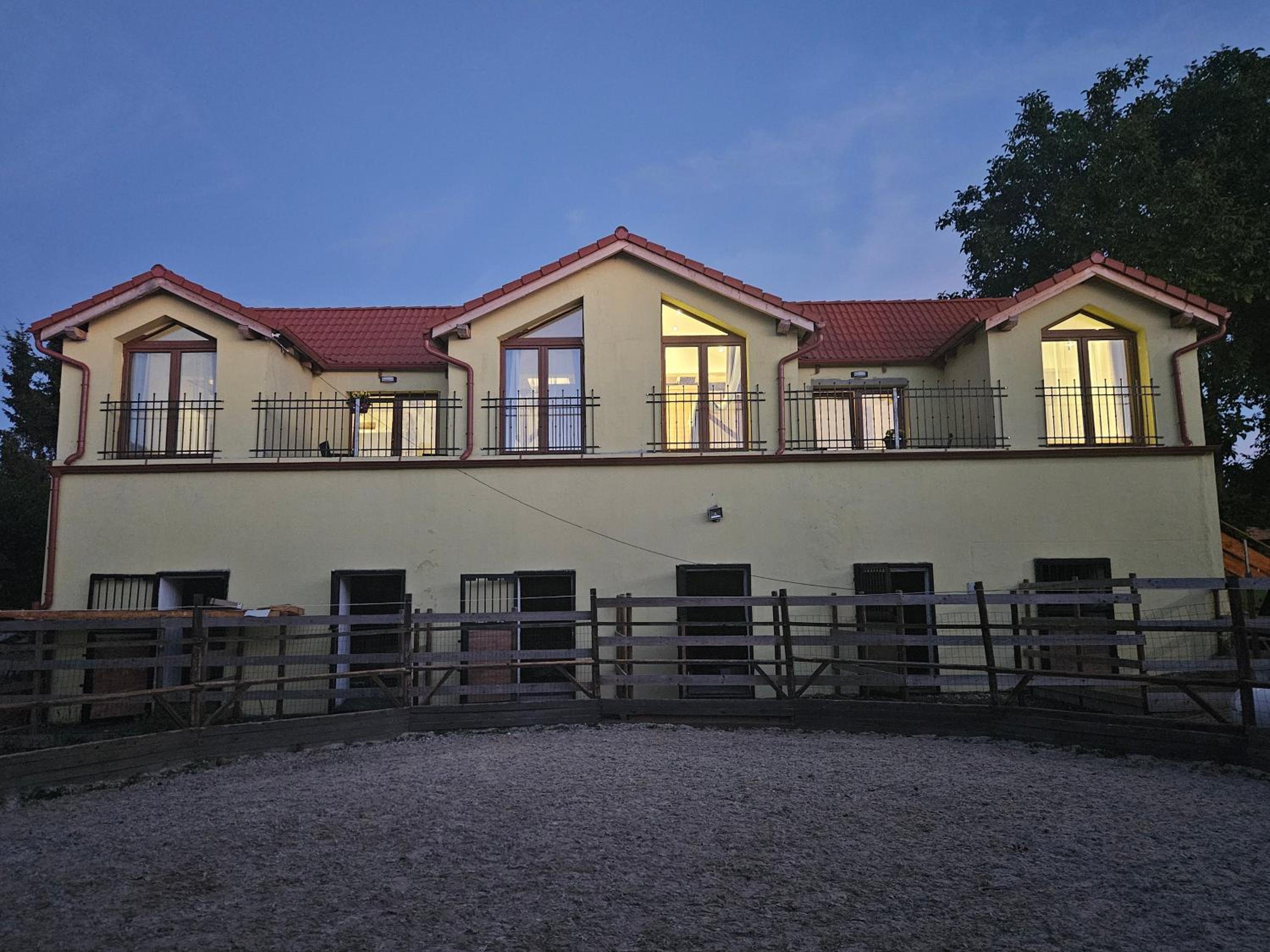 Vířivka a sauna na pokoji,nebo na vlastní terase - Farma u Příbrami