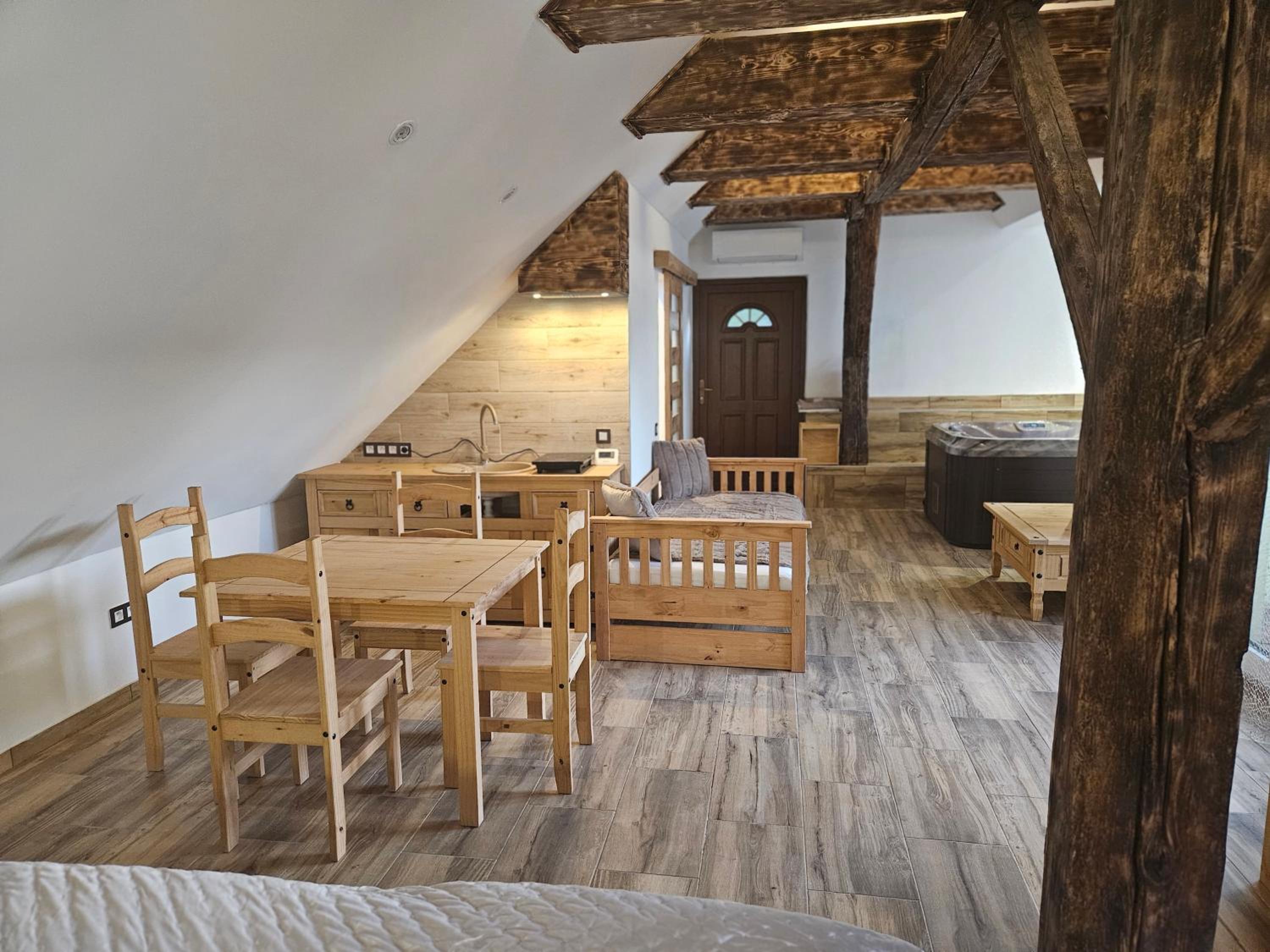 Vířivka a sauna na pokoji,nebo na vlastní terase - Farma u Příbrami