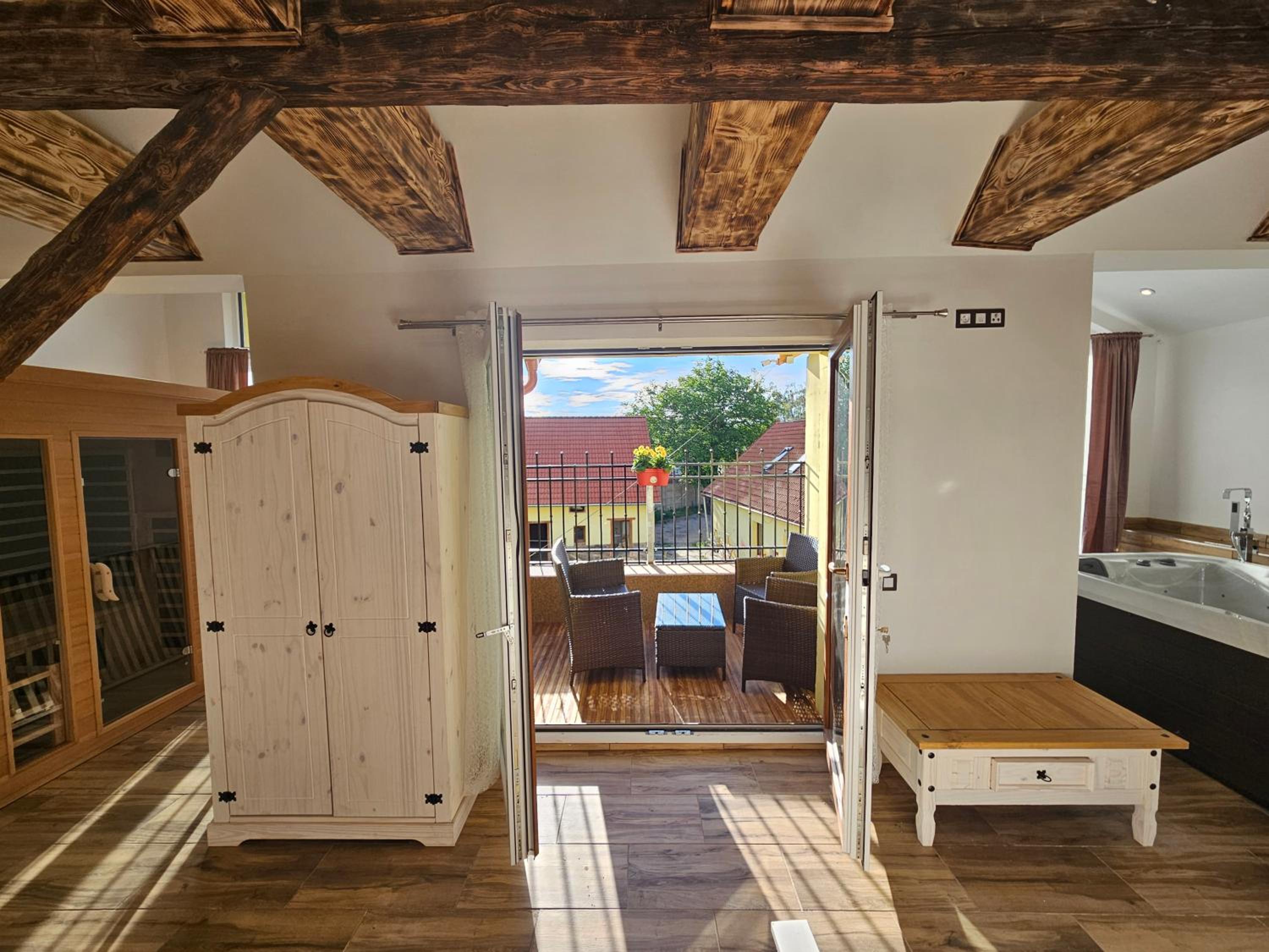 Vířivka a sauna na pokoji,nebo na vlastní terase - Farma u Příbrami