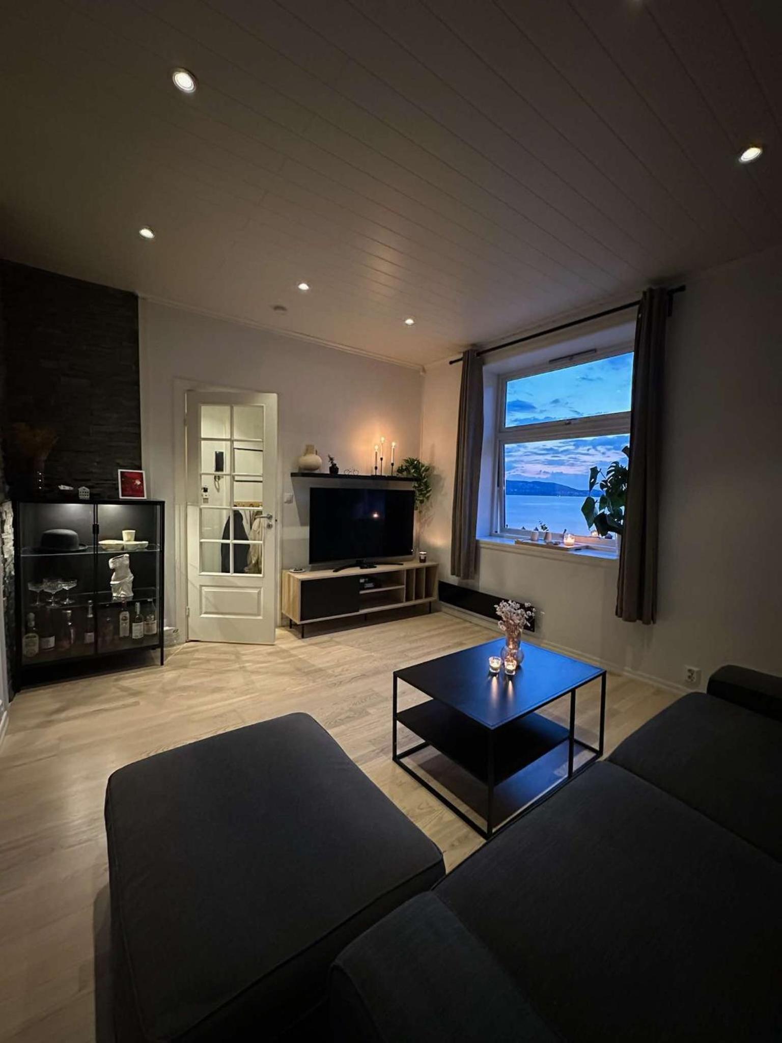 Alt du trenger - Nært Bryggen, fjell og sjø view 2