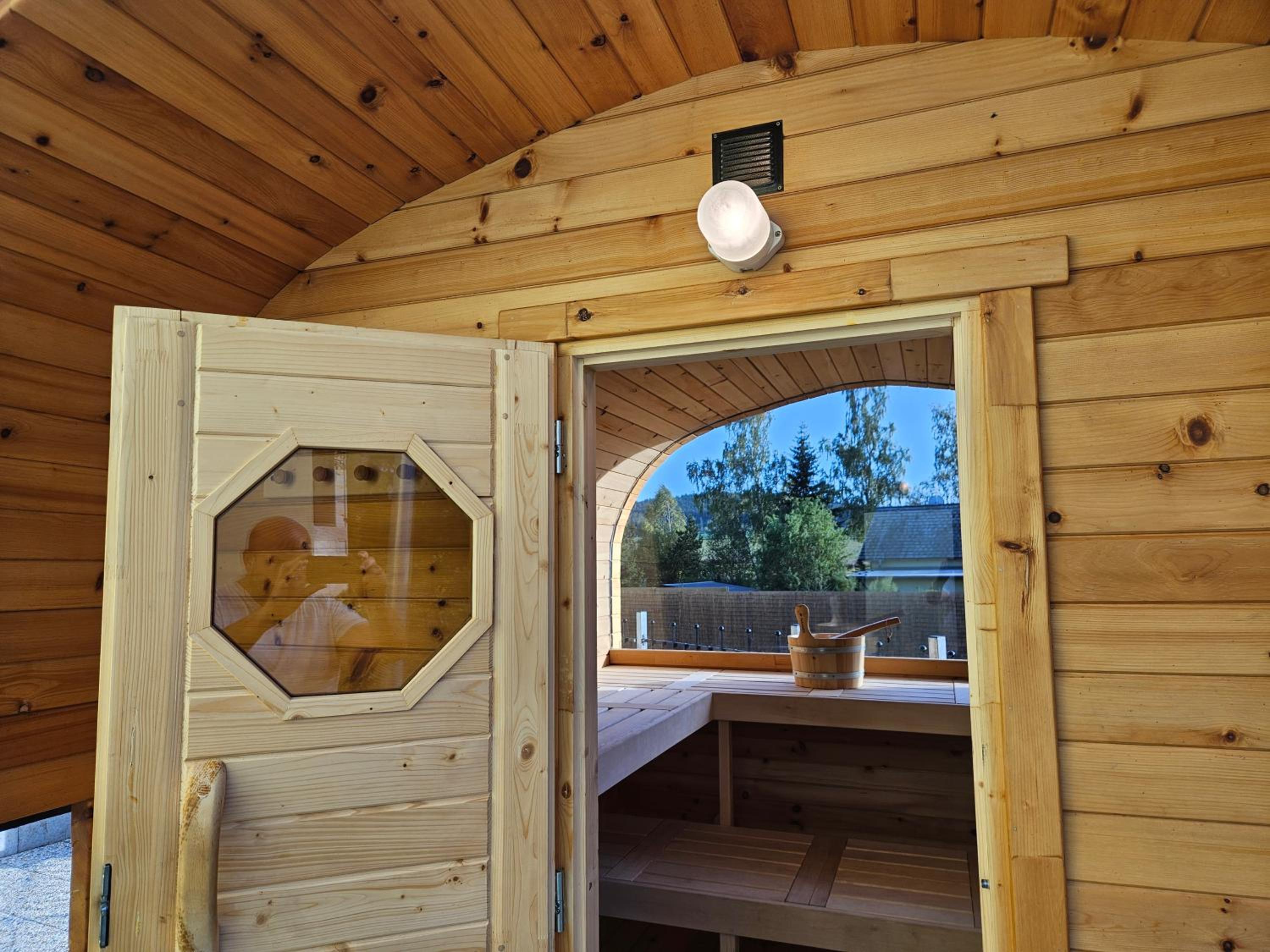 Vířivka a sauna na pokoji,nebo na vlastní terase - Farma u Příbrami