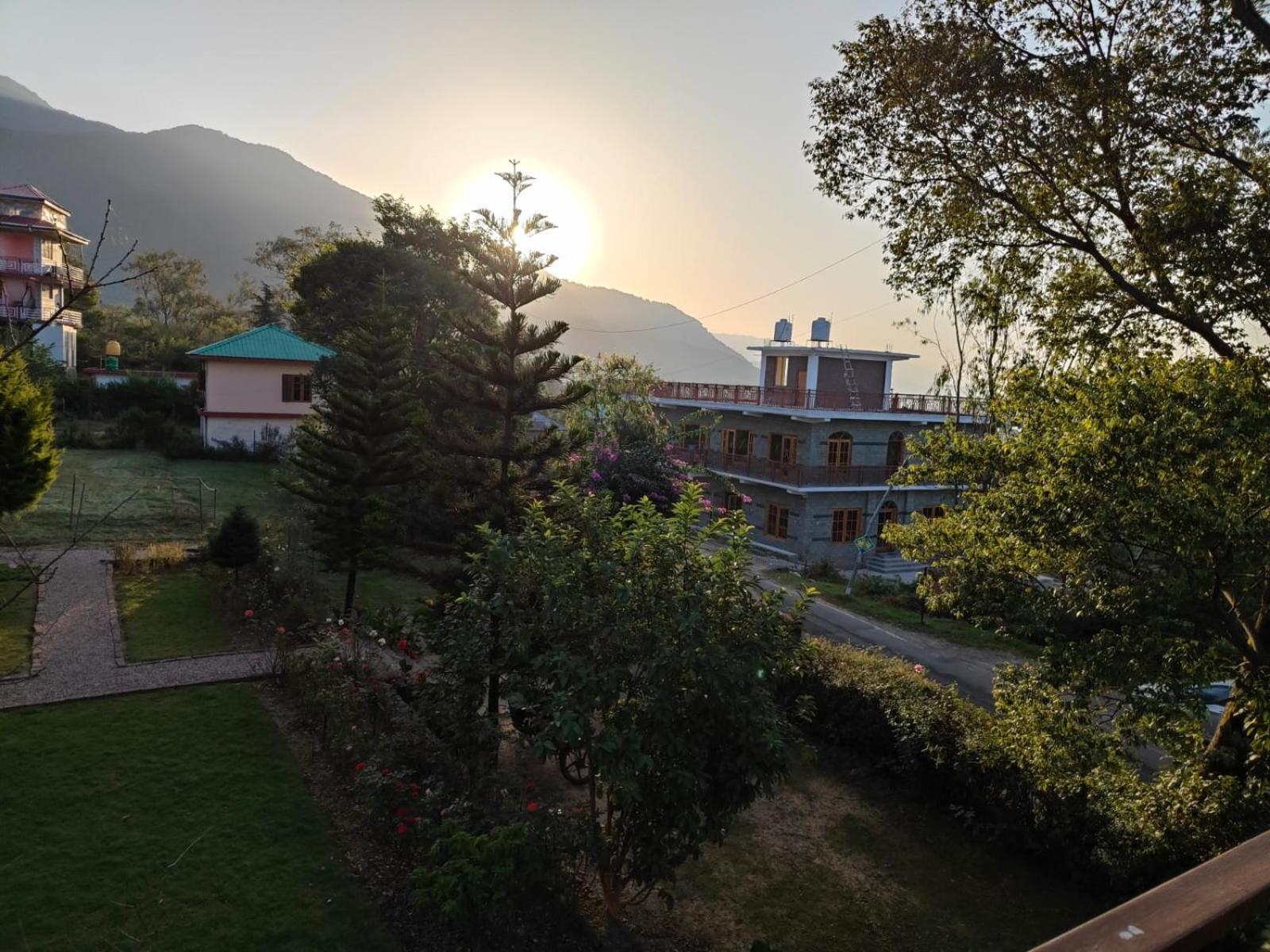 Aditya Homestay Bir-Billing surrounded by Mountains view 2