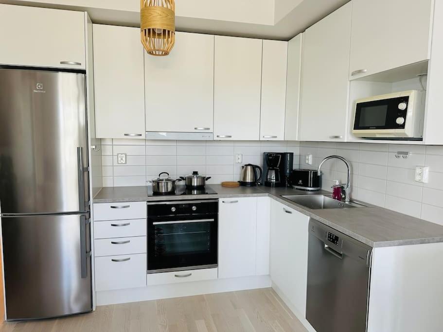 Aurora Home Espoo Niittykumpu - New 1bedroom -apartment with balcony, close to metro, Aalto University, Metro Areena and Helsinki view 4