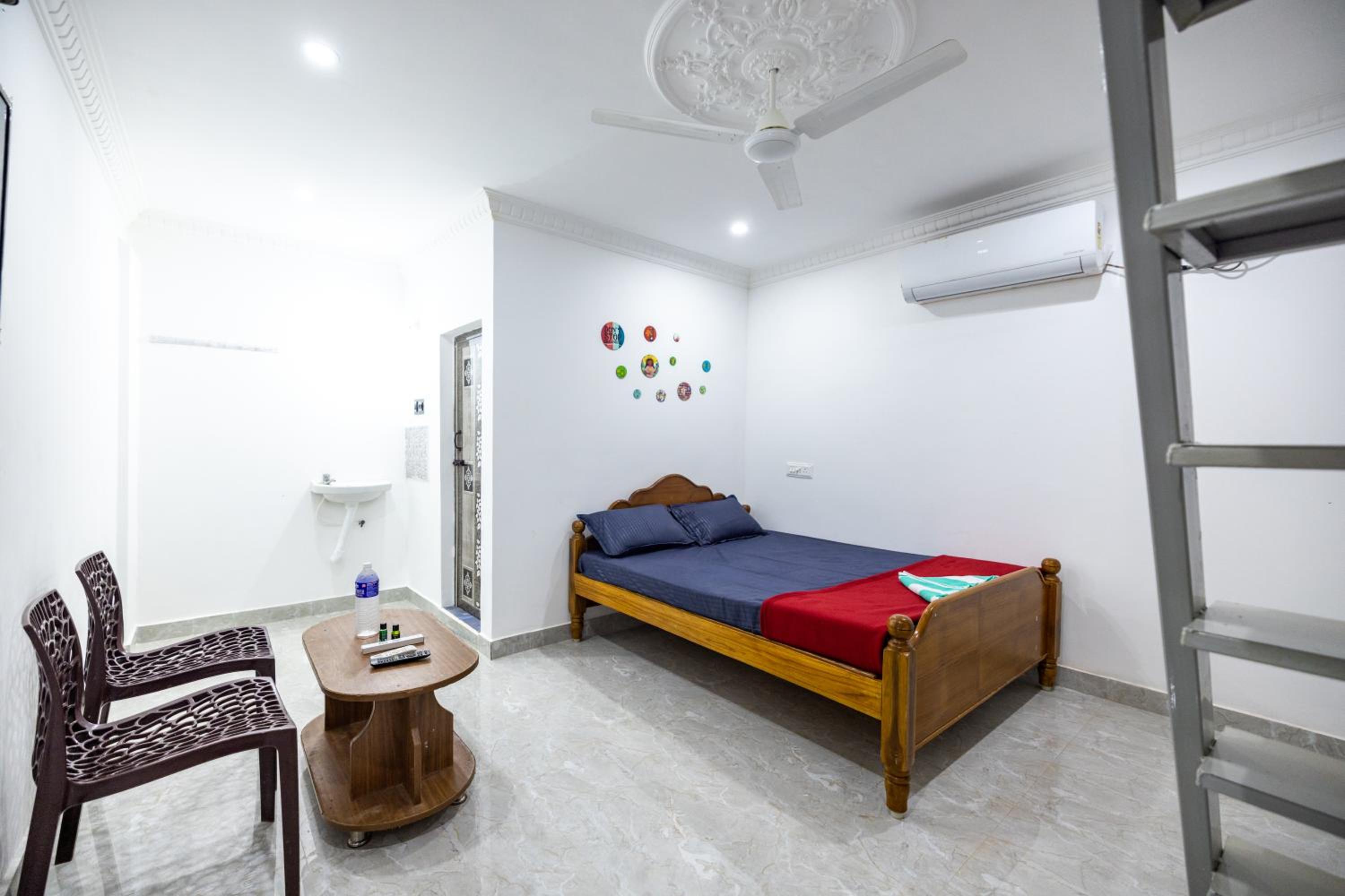 Sri Sai Holiday Inn