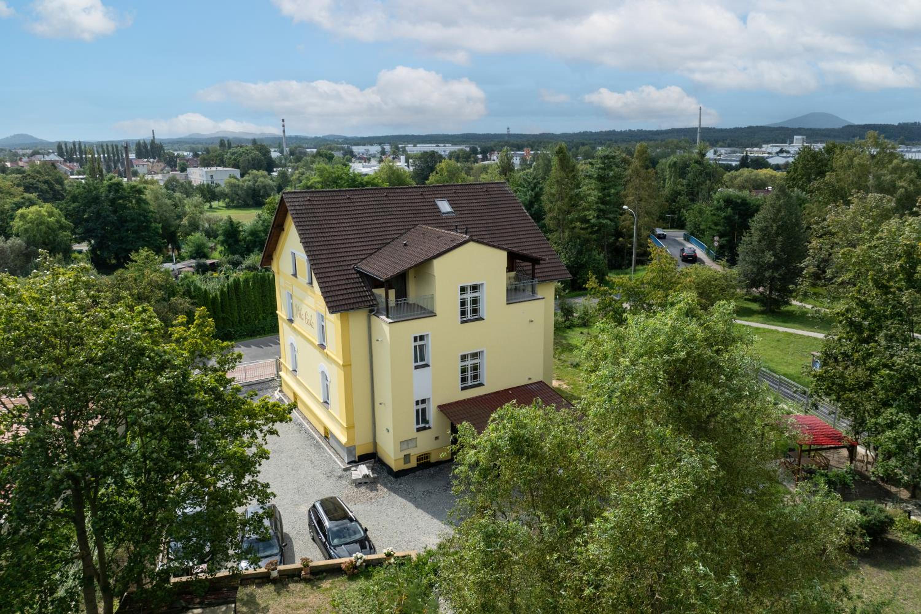 VILA GALA ubytování apartmány v secesní vile soukromé PARKOVÁNÍ u domu ZDARMA view 2