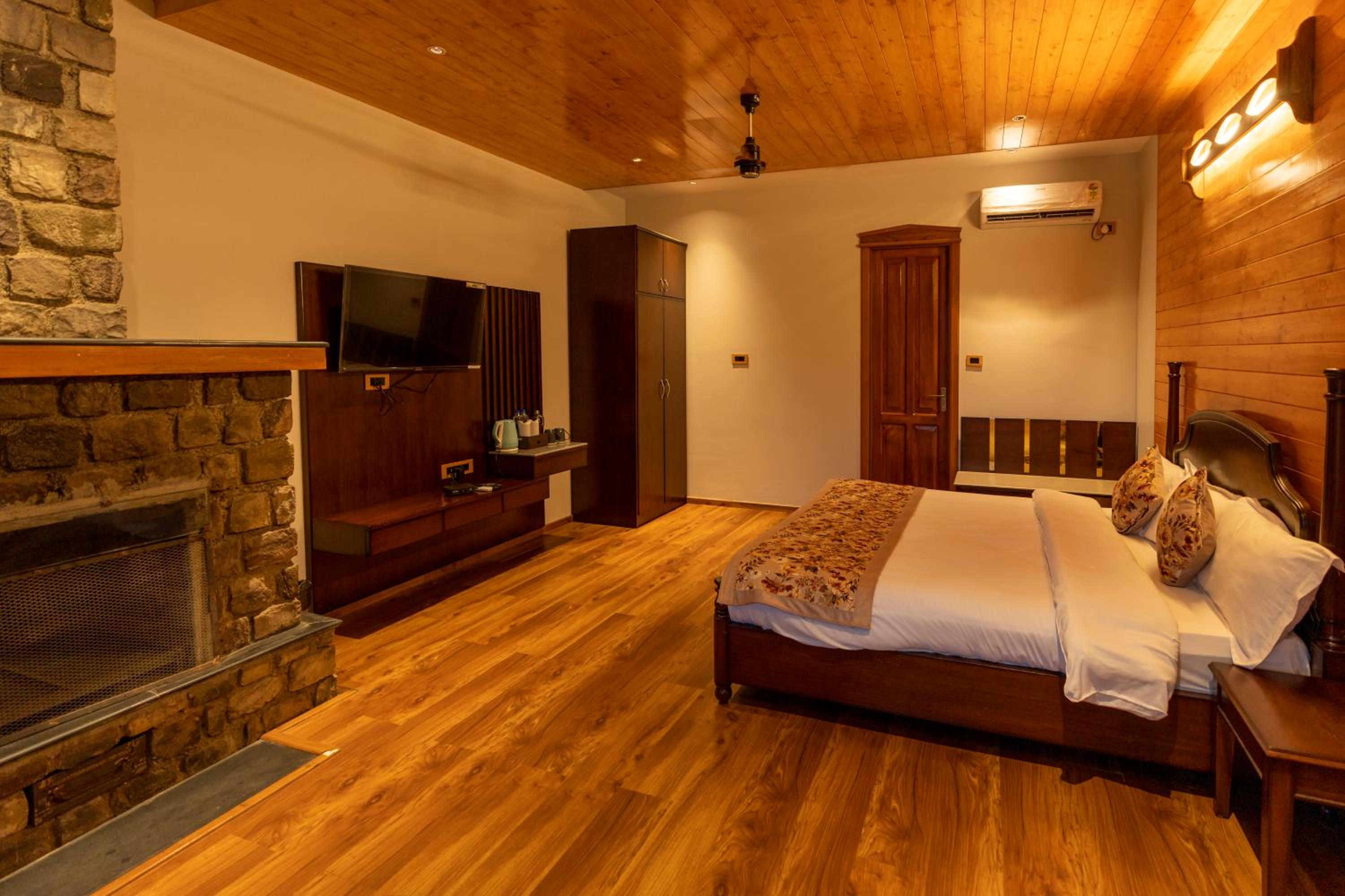 Neelesh Inn - Luxury Lake View Resort with Swimming Pool on Bhimtal Lake