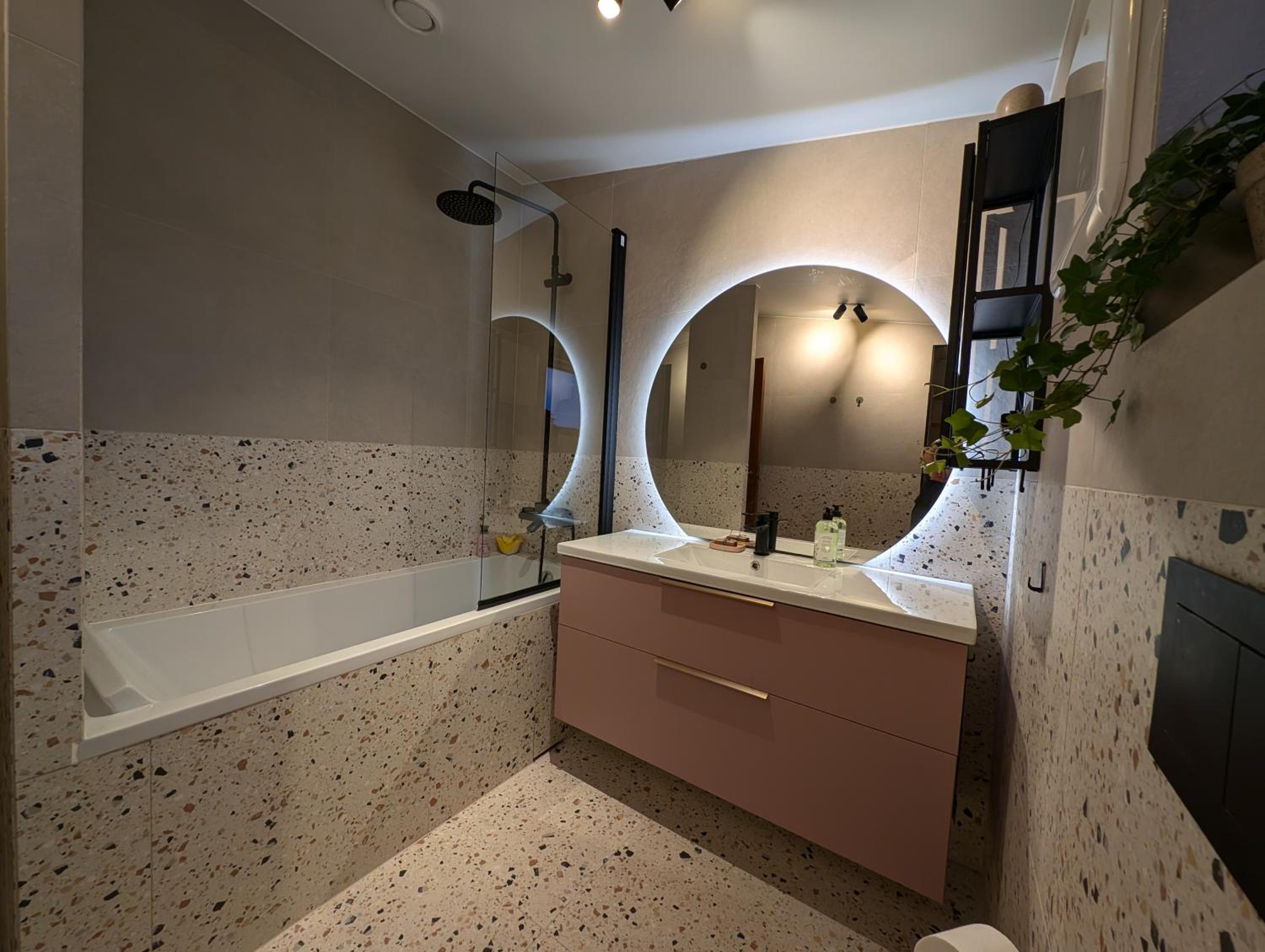 Villa, walking distance from ONS