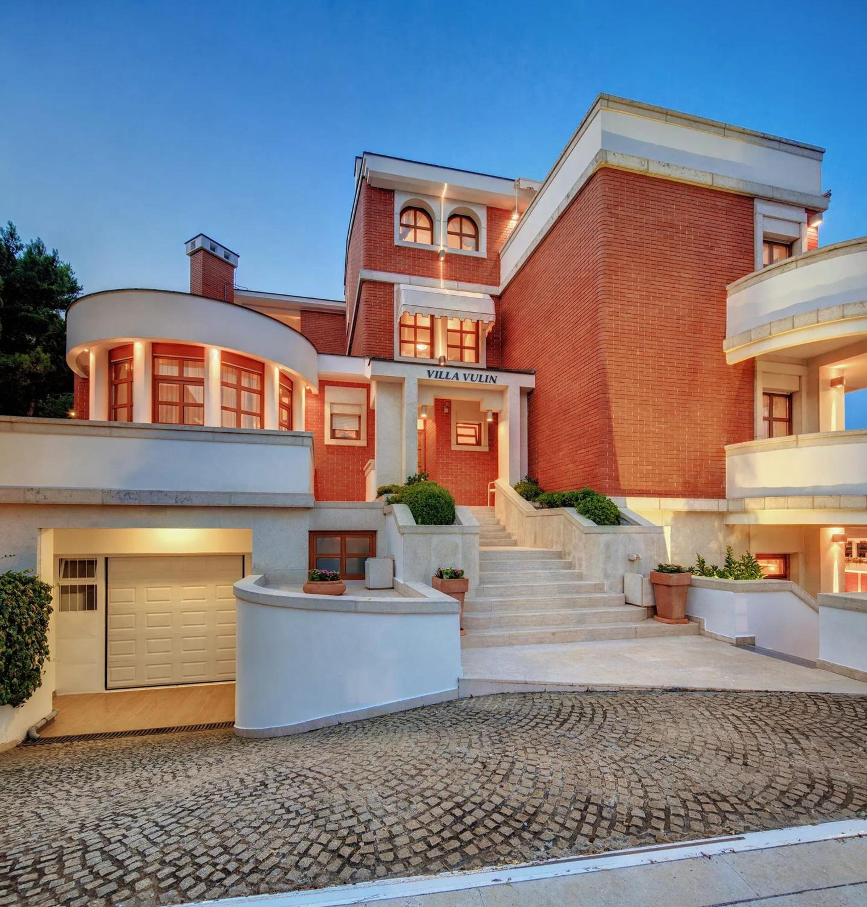 Villa with Jacuzzi on the Pula Riviera