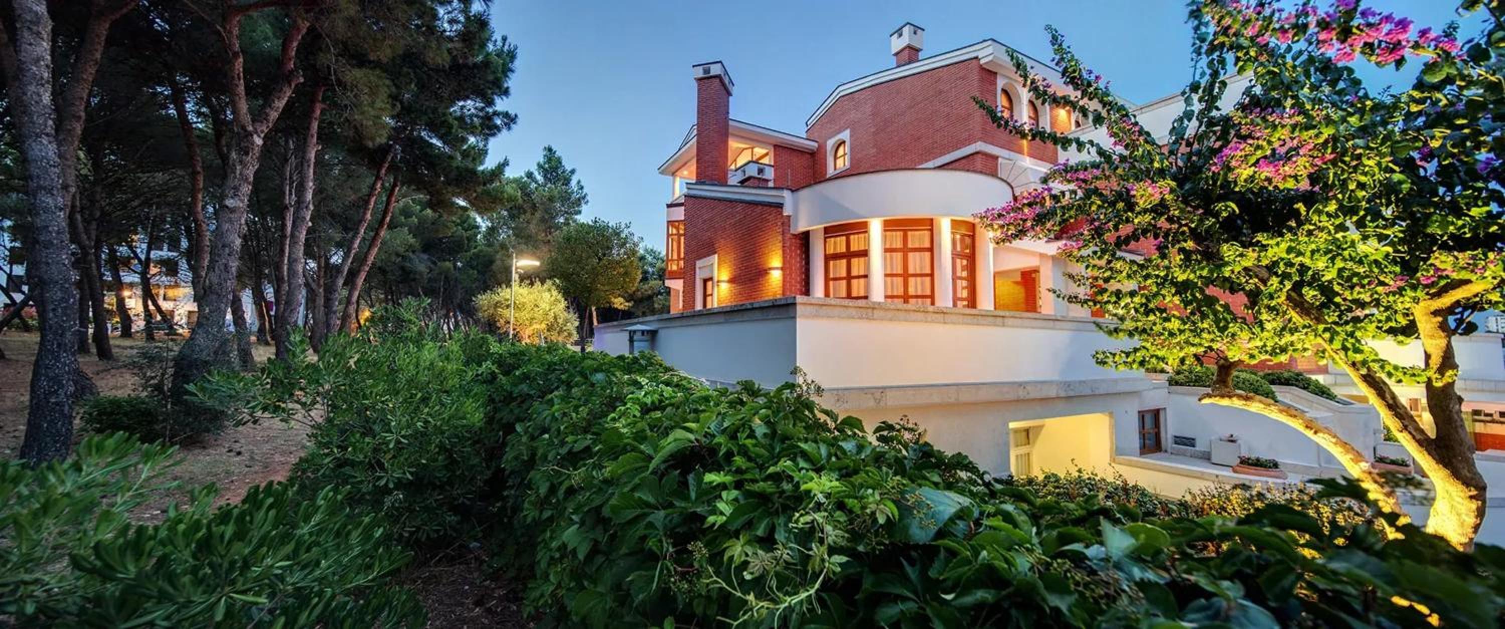 Villa with Jacuzzi on the Pula Riviera
