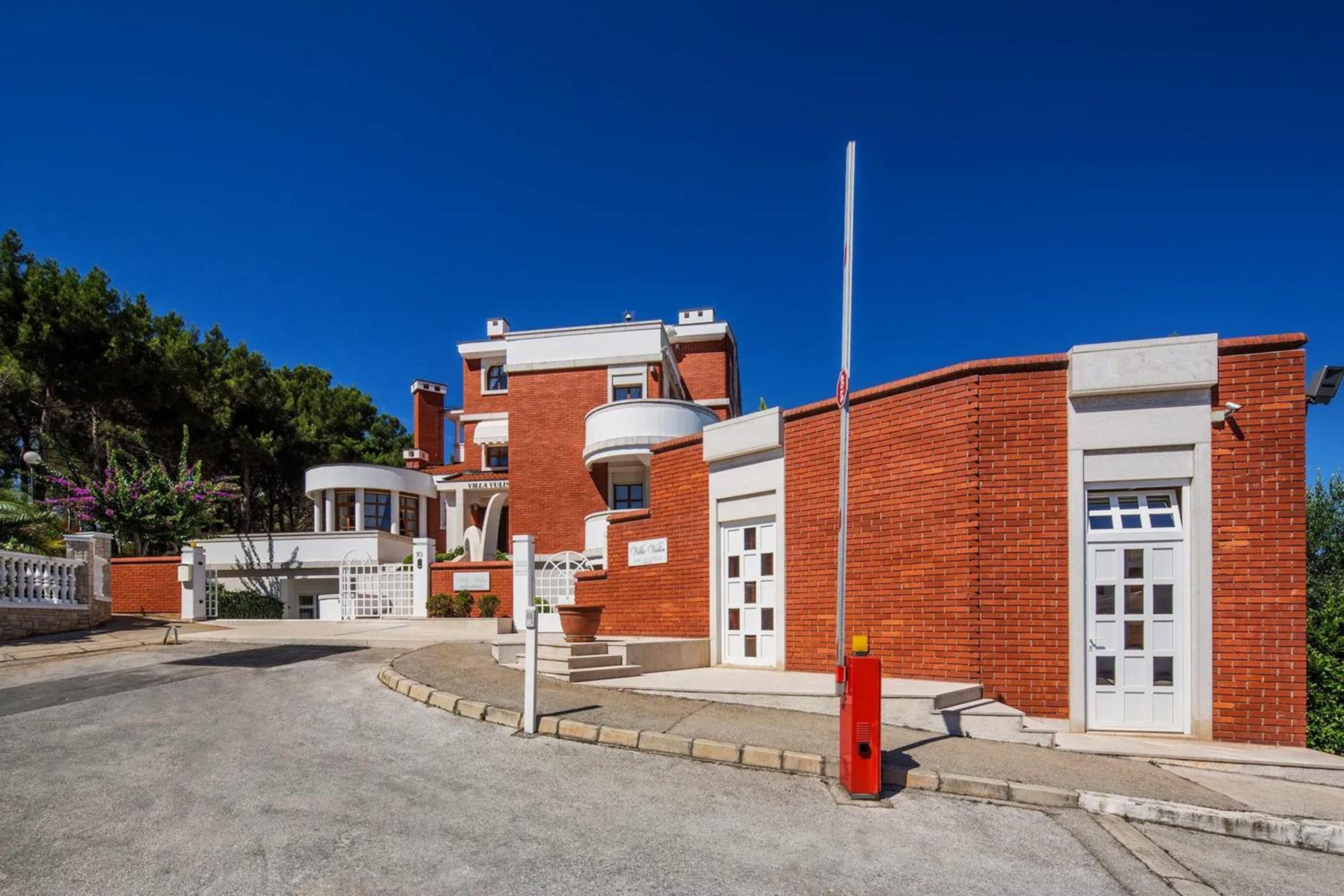 Villa with Jacuzzi on the Pula Riviera