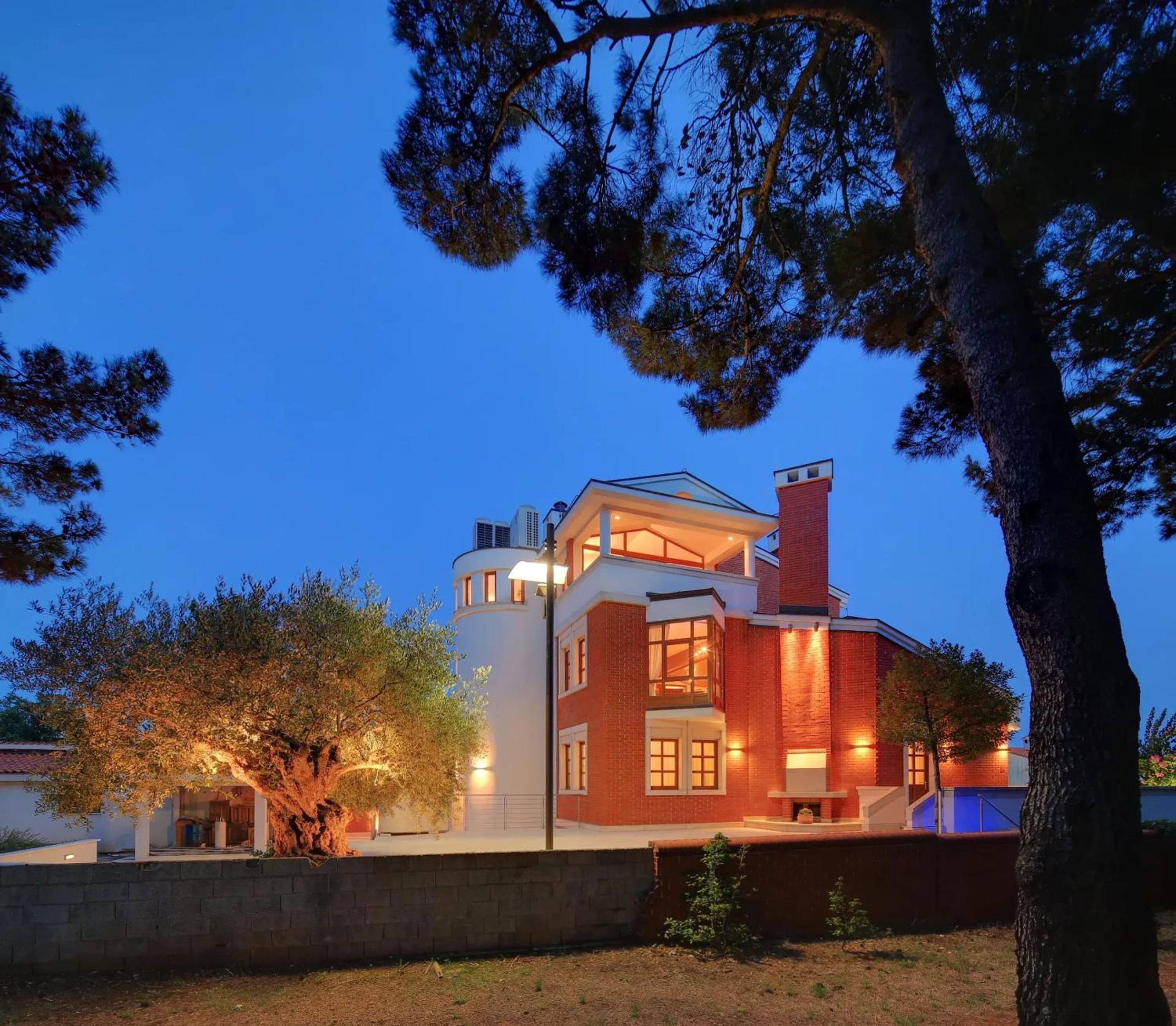 Villa with Jacuzzi on the Pula Riviera