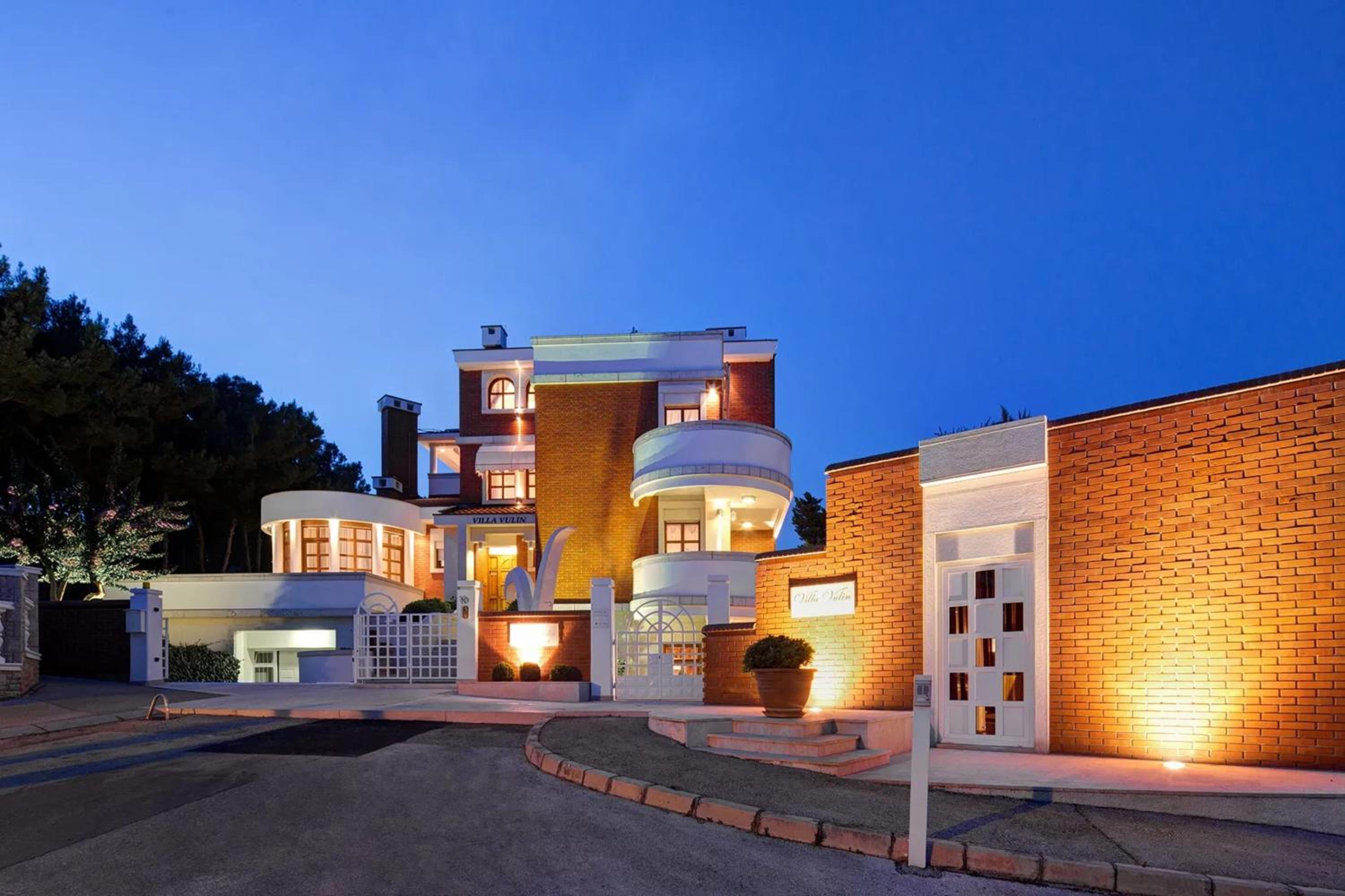 Villa with Jacuzzi on the Pula Riviera