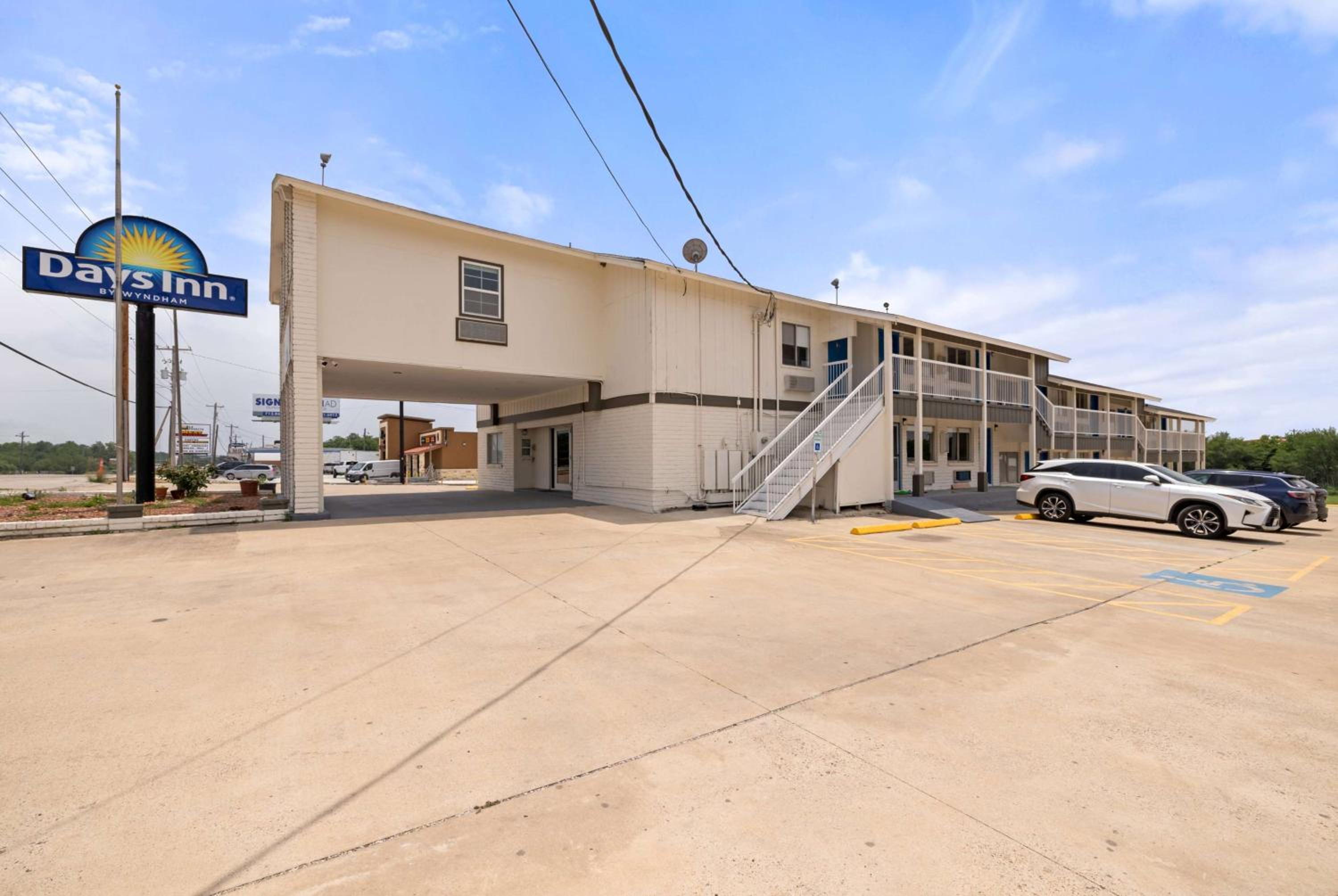 Days Inn by Wyndham Kenedy Karnes City
