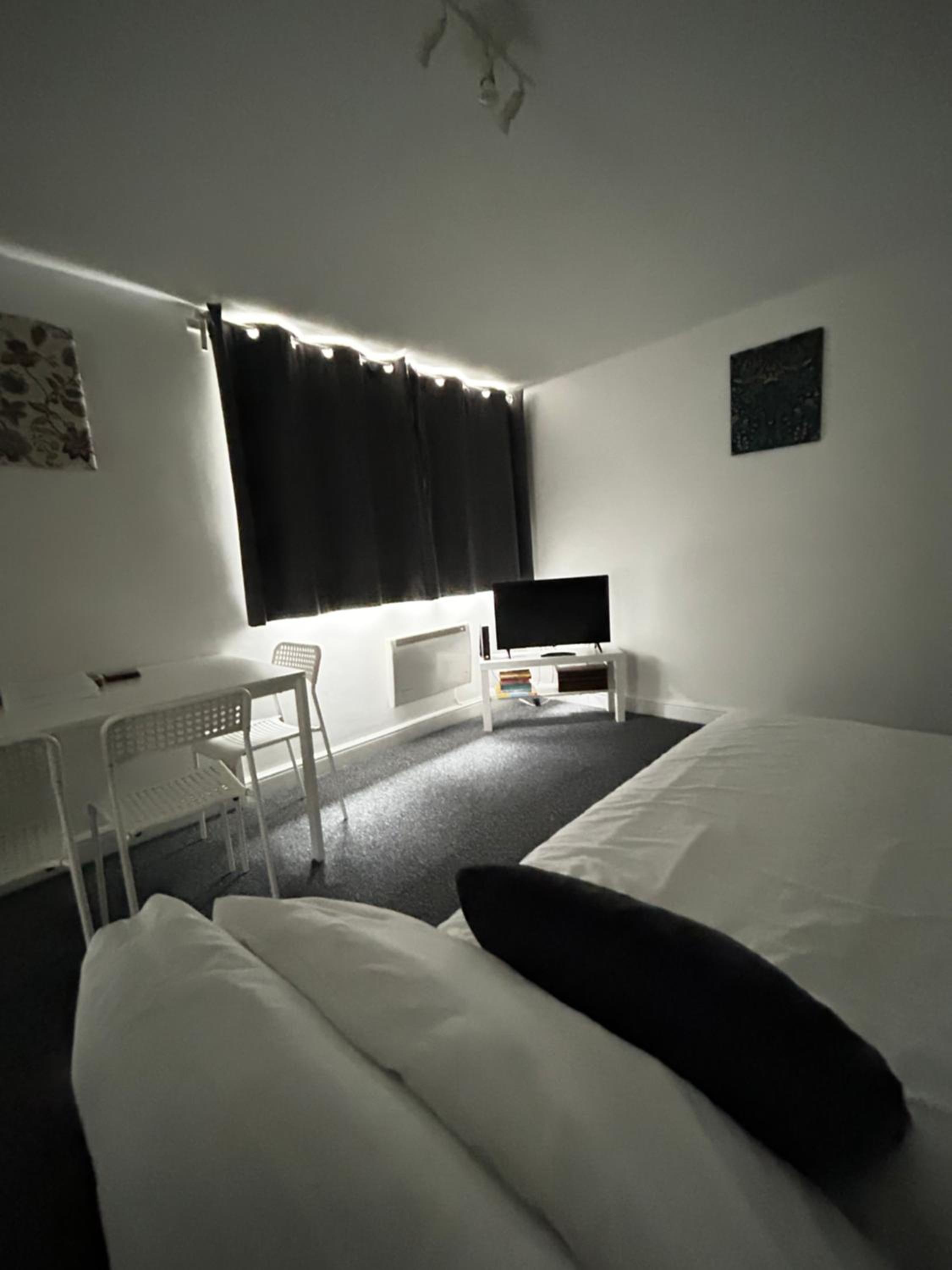 Spacious 1 Bedroom Apartment with free parking, photo 13