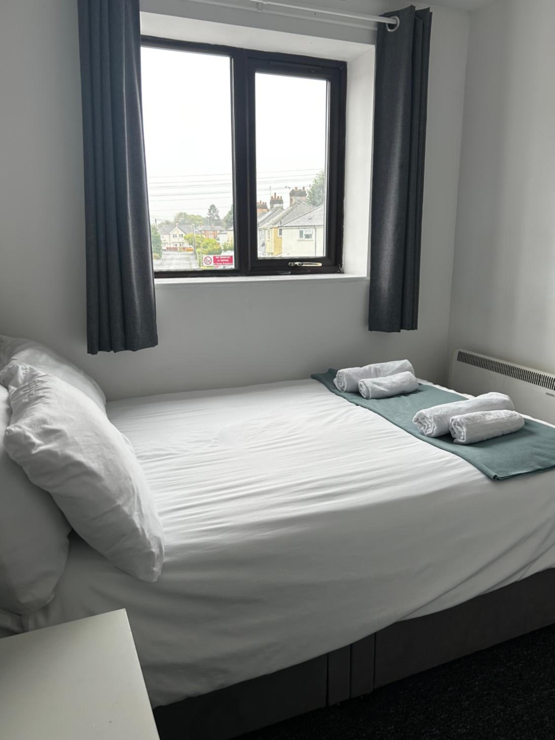 Spacious 1 Bedroom Apartment with free parking