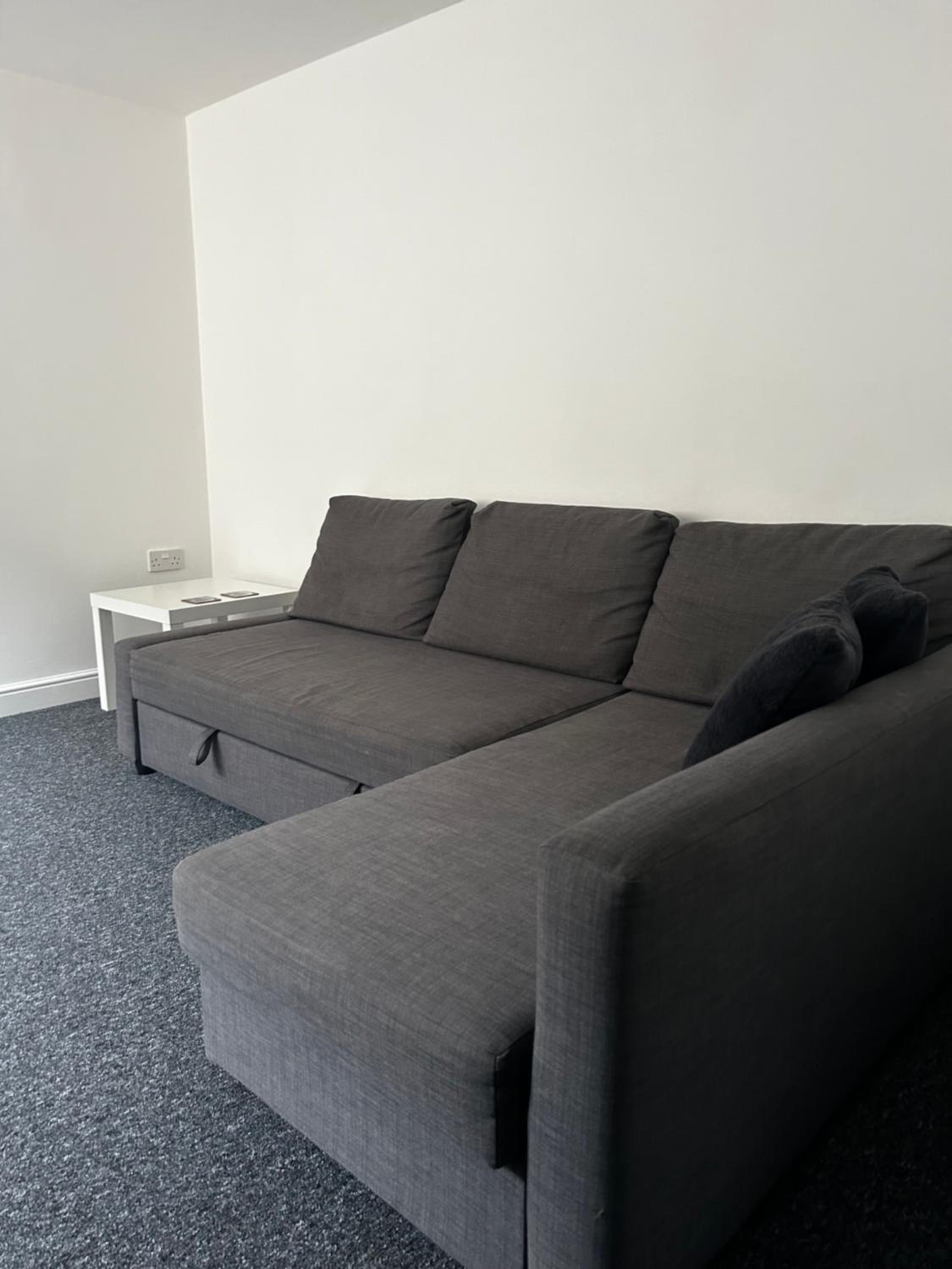 Spacious 1 Bedroom Apartment with free parking