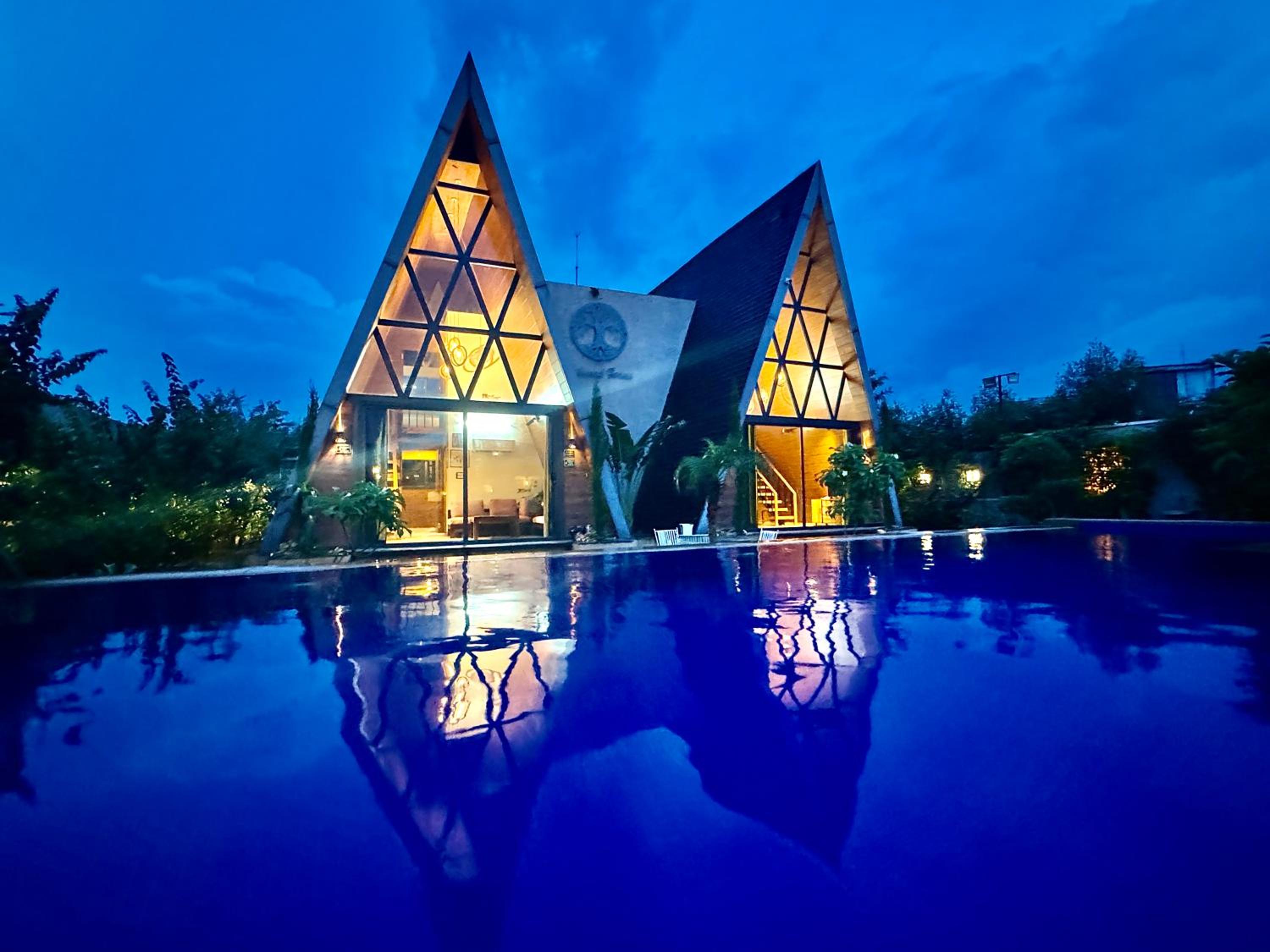 ELIVAAS 4 BHK Pvt Pool & Party Hall - Oakwood Cottages view 2