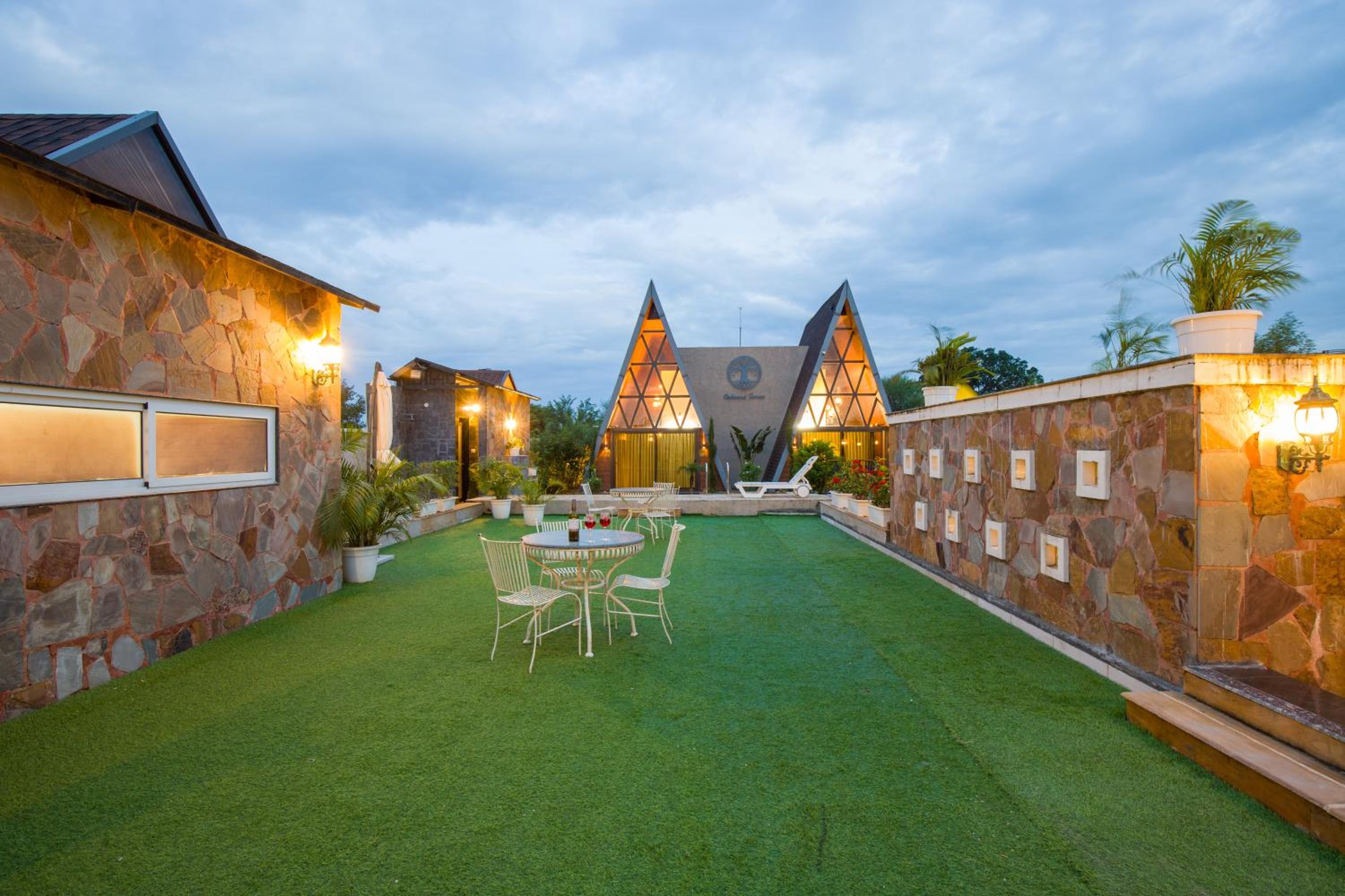 ELIVAAS 4 BHK Pvt Pool & Party Hall - Oakwood Cottages view 4