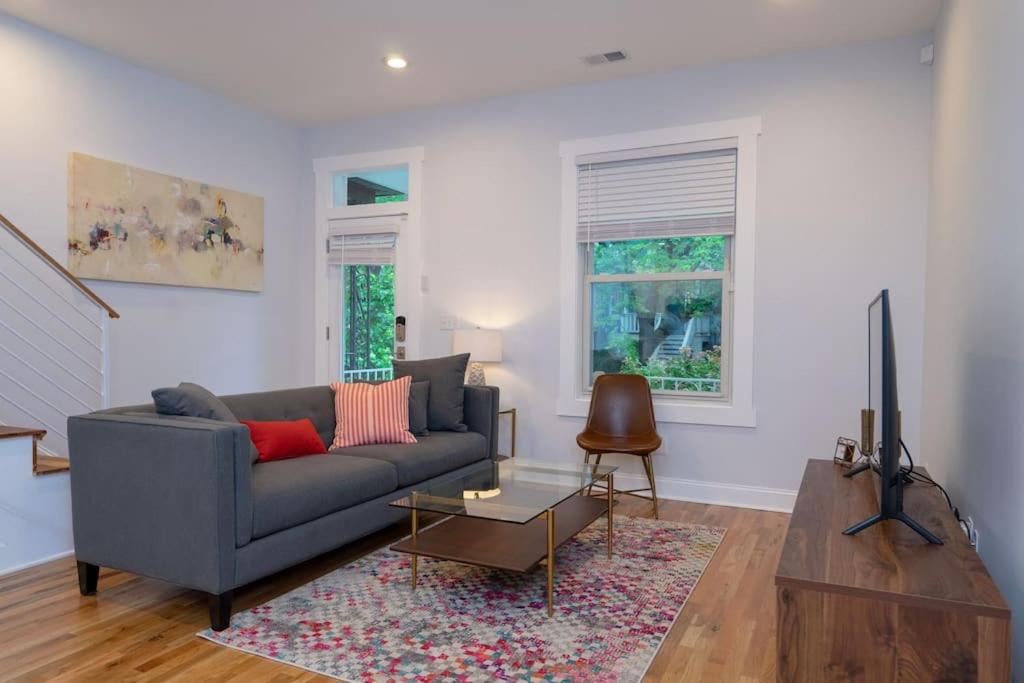 Modern 4BR Columbia Heights Gem Walk 2 Metro & Shops view 3