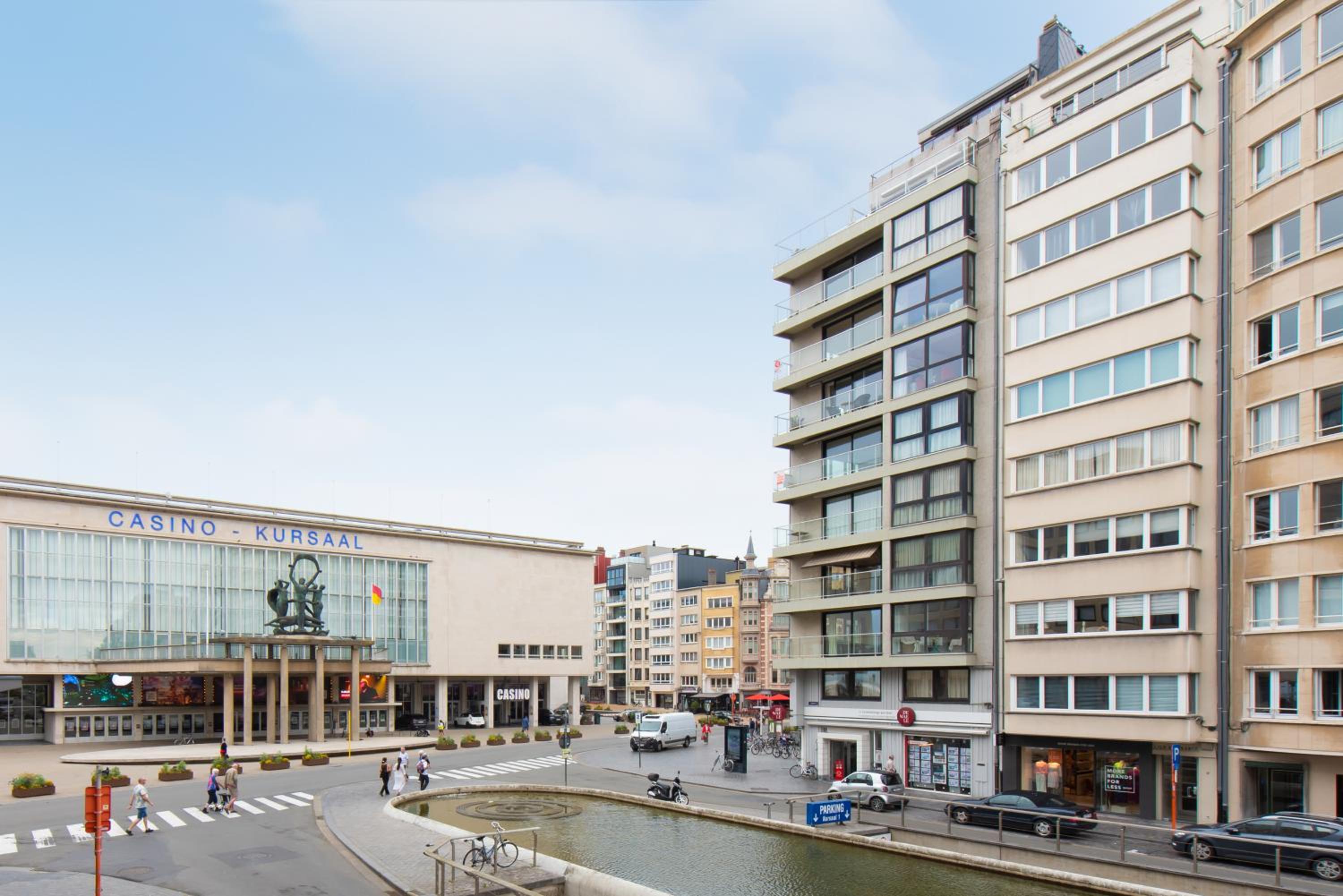 Deluxe 3 bedrooms apartment with Casino view at the beach and free parking