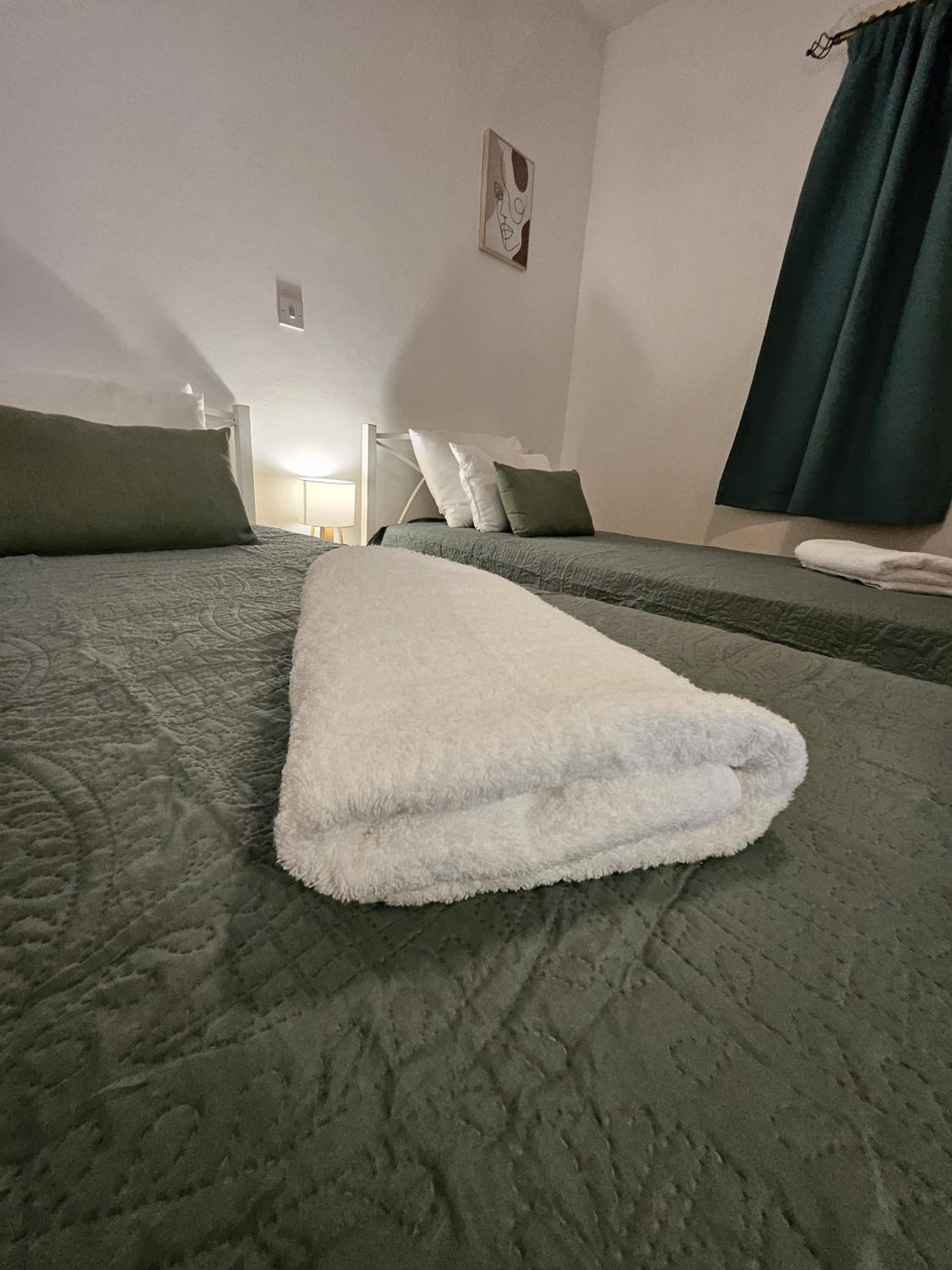 Family-Friendly 2BR Poolside Apartment with Terrace, Universal Area
